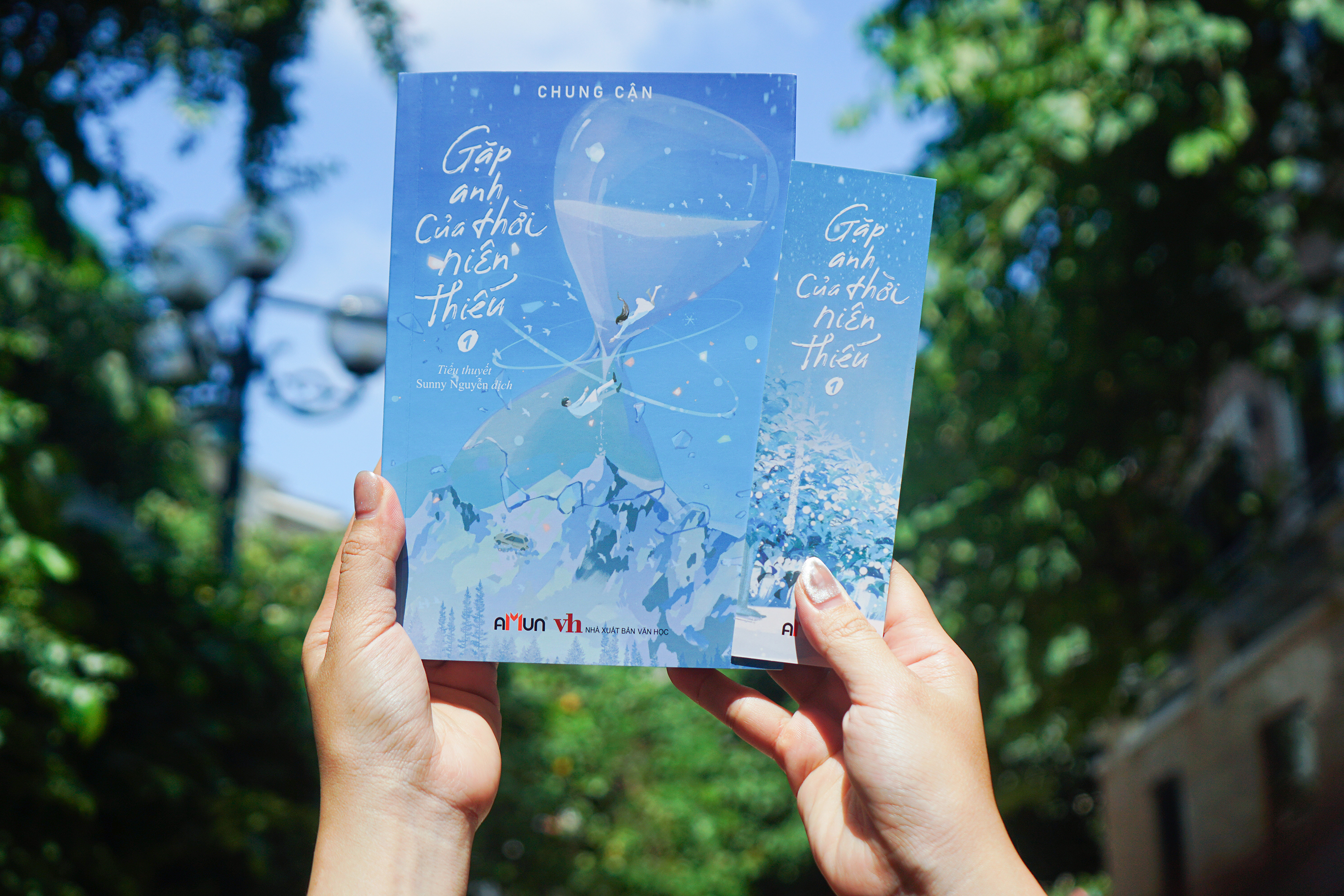 Bo Sach Gap Anh Cua Thoi Nien Thieu - Tap 1 + Tap 2 (Bo 2 Tap) - Ban Dac Biet - Tang Kem 2 Bookmark Boi Cung + 1 Postcard Chu Ky In + 2 Postcard Nhan Vat + 1 Card PVC + 1 Standee Mica