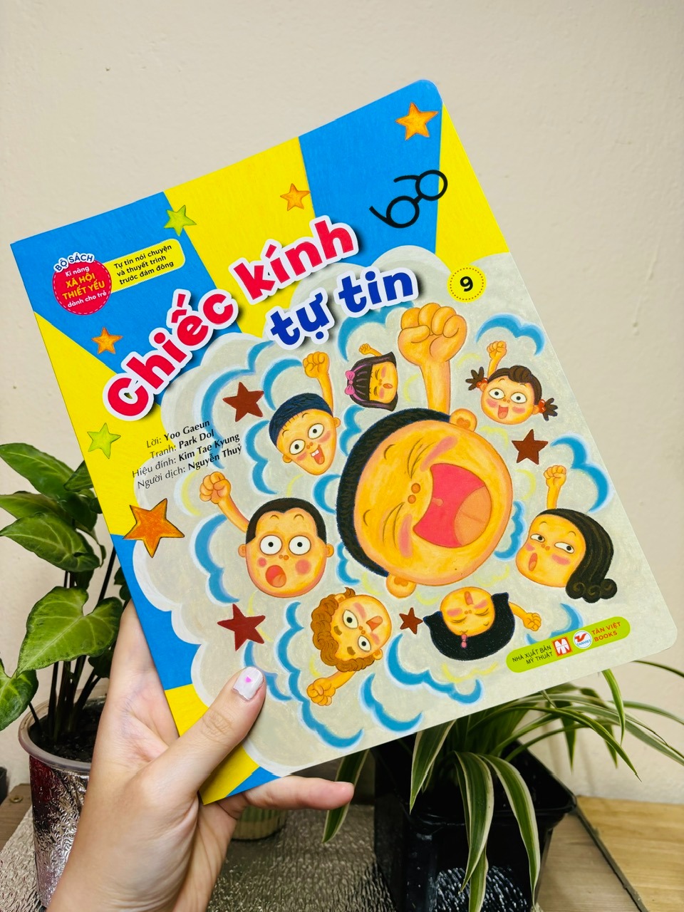 bộ sách kĩ năng xã hội thiết yếu dành cho trẻ - tự tin nói chuyện và thuyết trình trước đám đông - chiếc kính tự tin