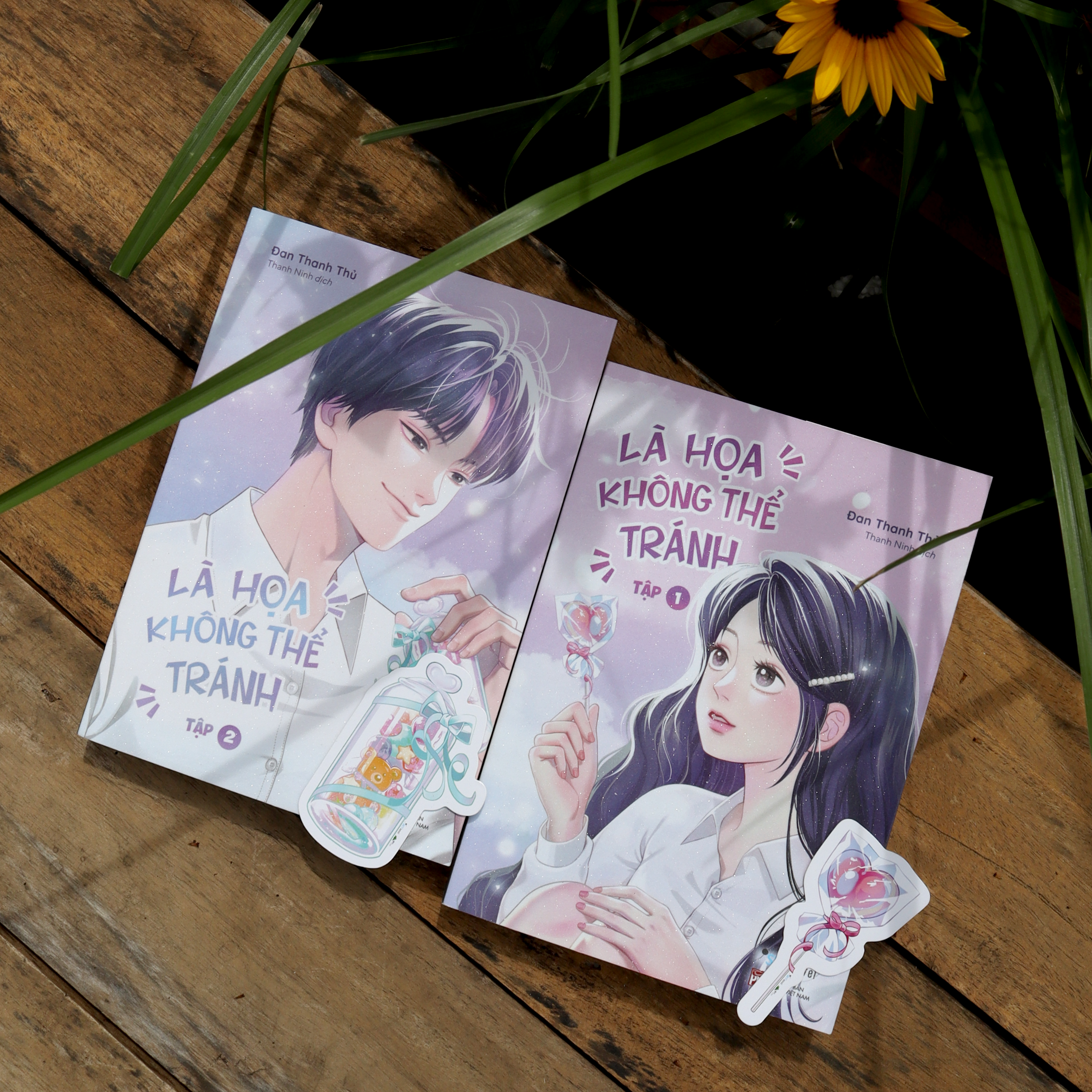 Bo Sach La Hoa Khong The Tranh - Tap 1 + Tap 2 (Bo 2 Tap) - Ban Dac Biet - Tang Kem 2 Bookmark + 2 Card Bo Goc Can Mang Kim Tuyen To Tam + 1 Acrylic Block