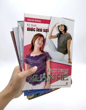 bộ sách móc len sợi: thời trang hè thu + thời trang xuân hè + 15 mẫu thời trang + móc len sợi tấm lót, thảm, hoa trang trí, giày, nón, giỏ xách,… (bộ 4 cuốn)