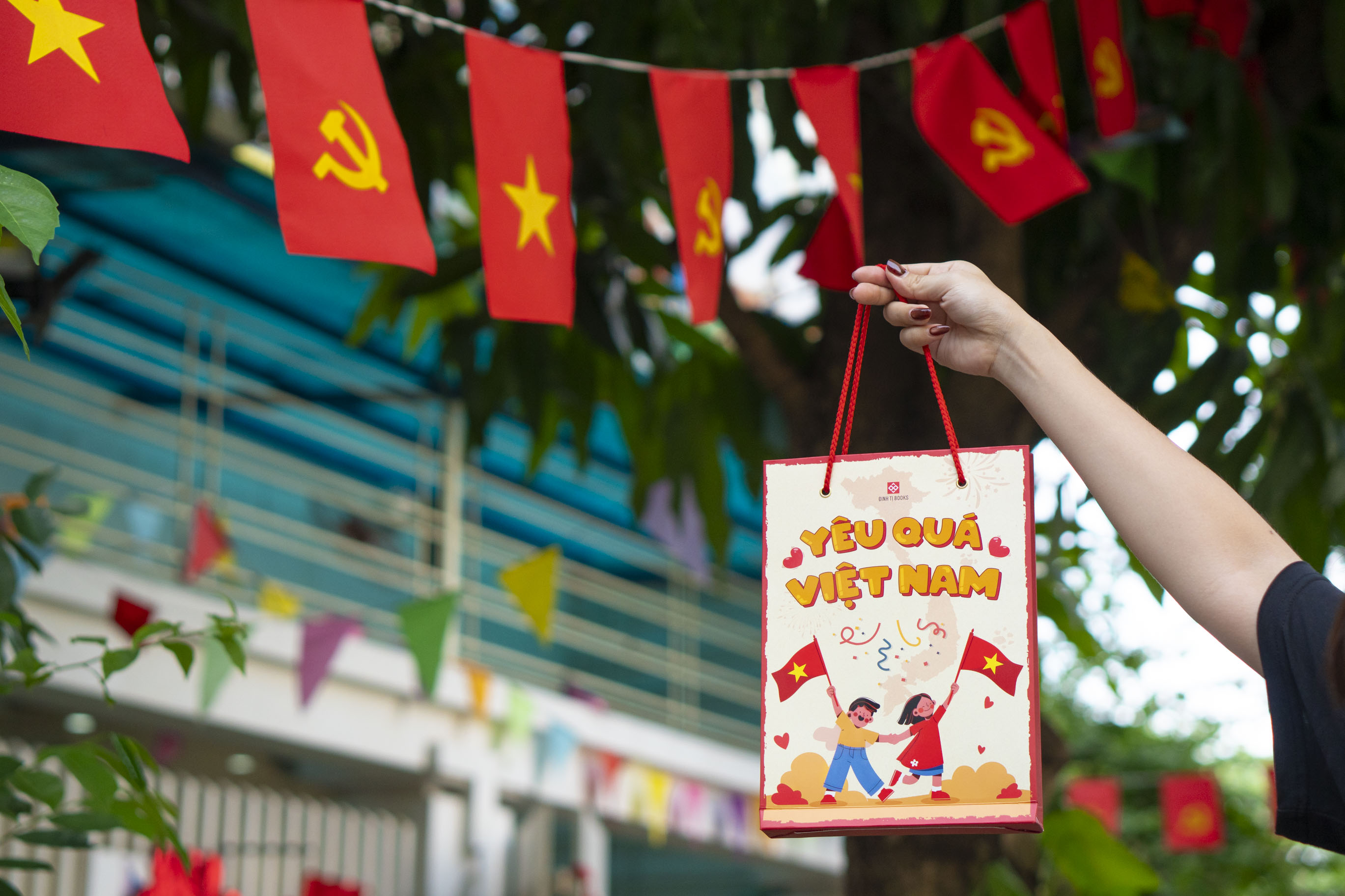 Bo Sach Yeu Qua Viet Nam (Bo 6 Cuon) - Tang Kem Tui Dung + Sticker + Ban Do Viet Nam