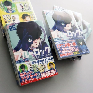 bộ ブルーロック25 潔・蜂楽サイン入り公式応援セット付き特装版 - blue lock 25 special edition