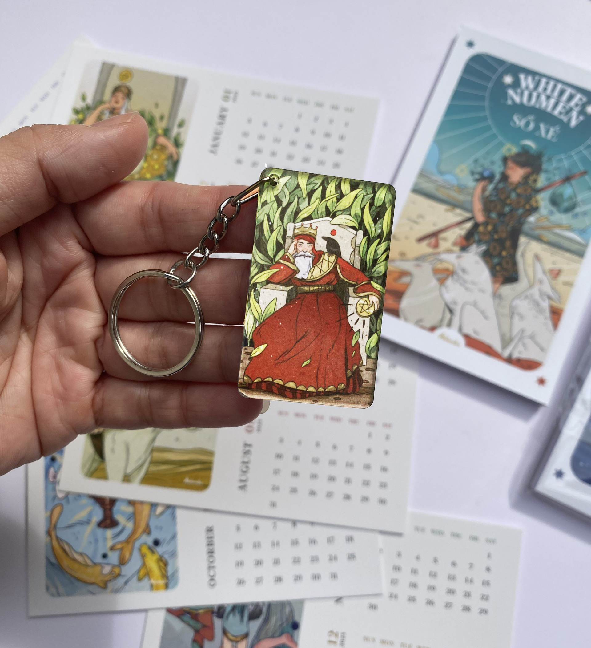 boxset white numen tarot (bộ bài + sách hướng dẫn) - tặng kèm bộ quà all-in: sổ xé in bìa art bài + bộ postcard in hình art bài kèm lịch 2025 + móc khóa in art bài random