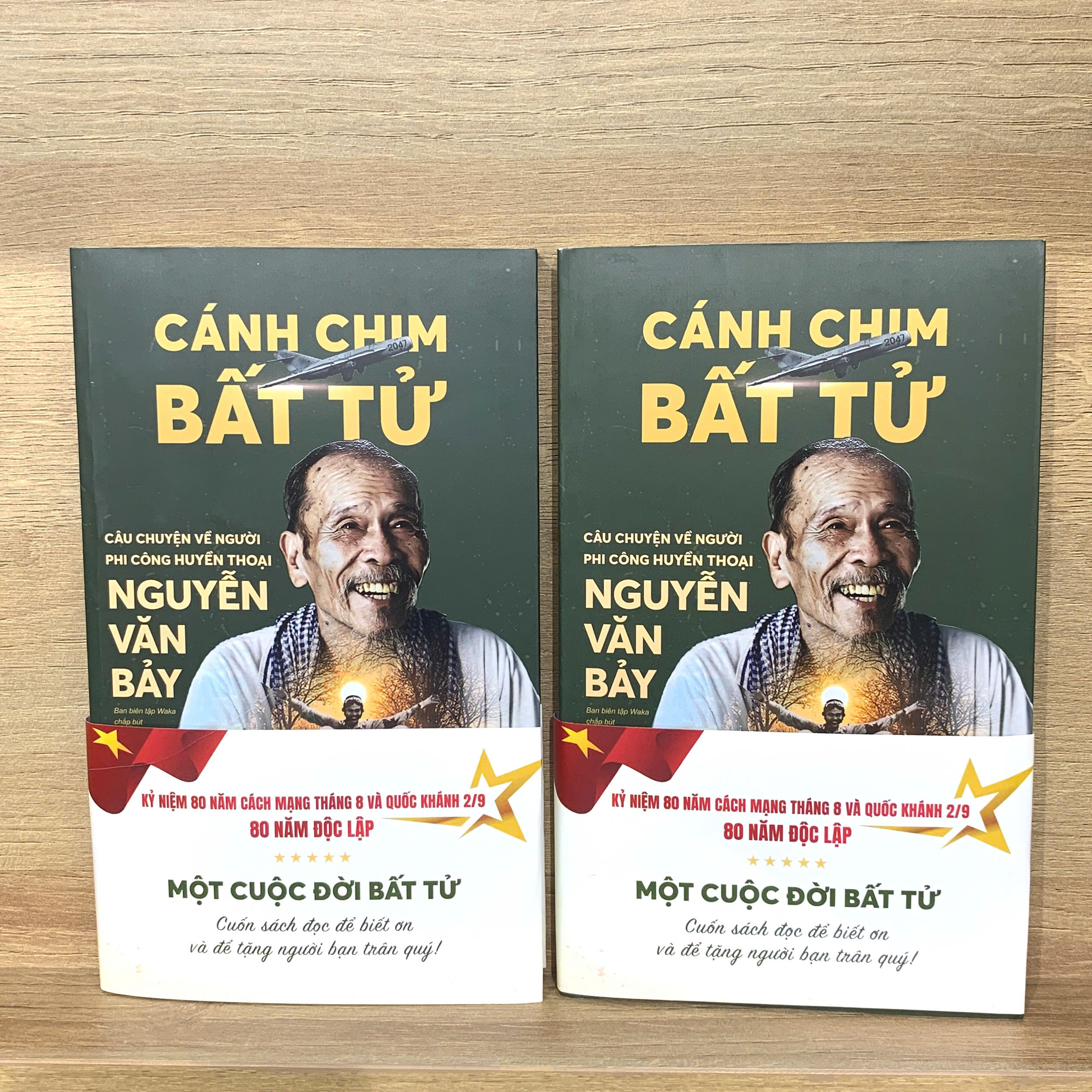 Canh Chim Bat Tu - Cau Chuyen Ve Nguoi Phi Cong Huyen Thoai Nguyen Van Bay - Phien Ban Ky Niem 80 Nam - Tang Kem Bookmark + Postcard