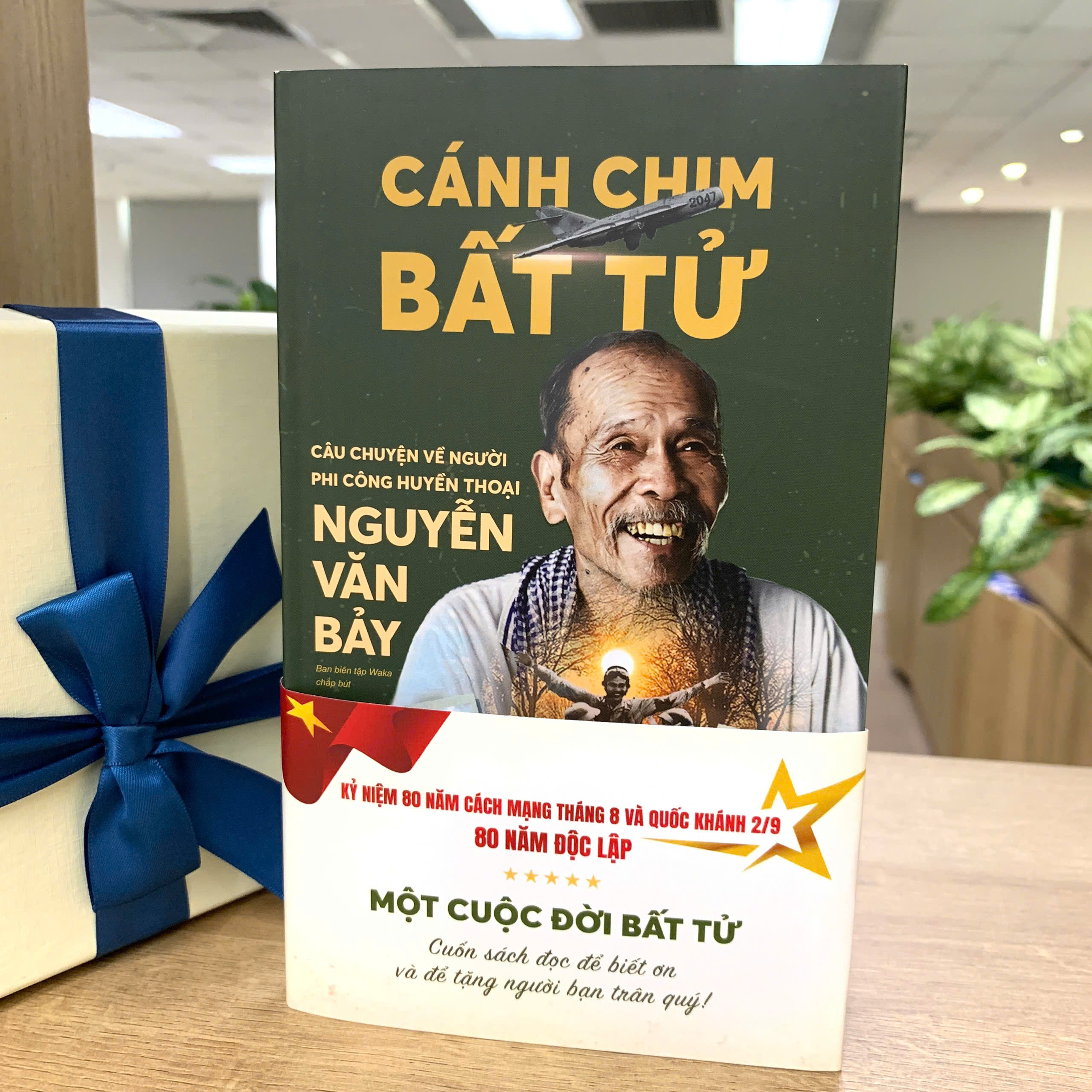 Canh Chim Bat Tu - Cau Chuyen Ve Nguoi Phi Cong Huyen Thoai Nguyen Van Bay - Phien Ban Ky Niem 80 Nam - Tang Kem Bookmark + Postcard