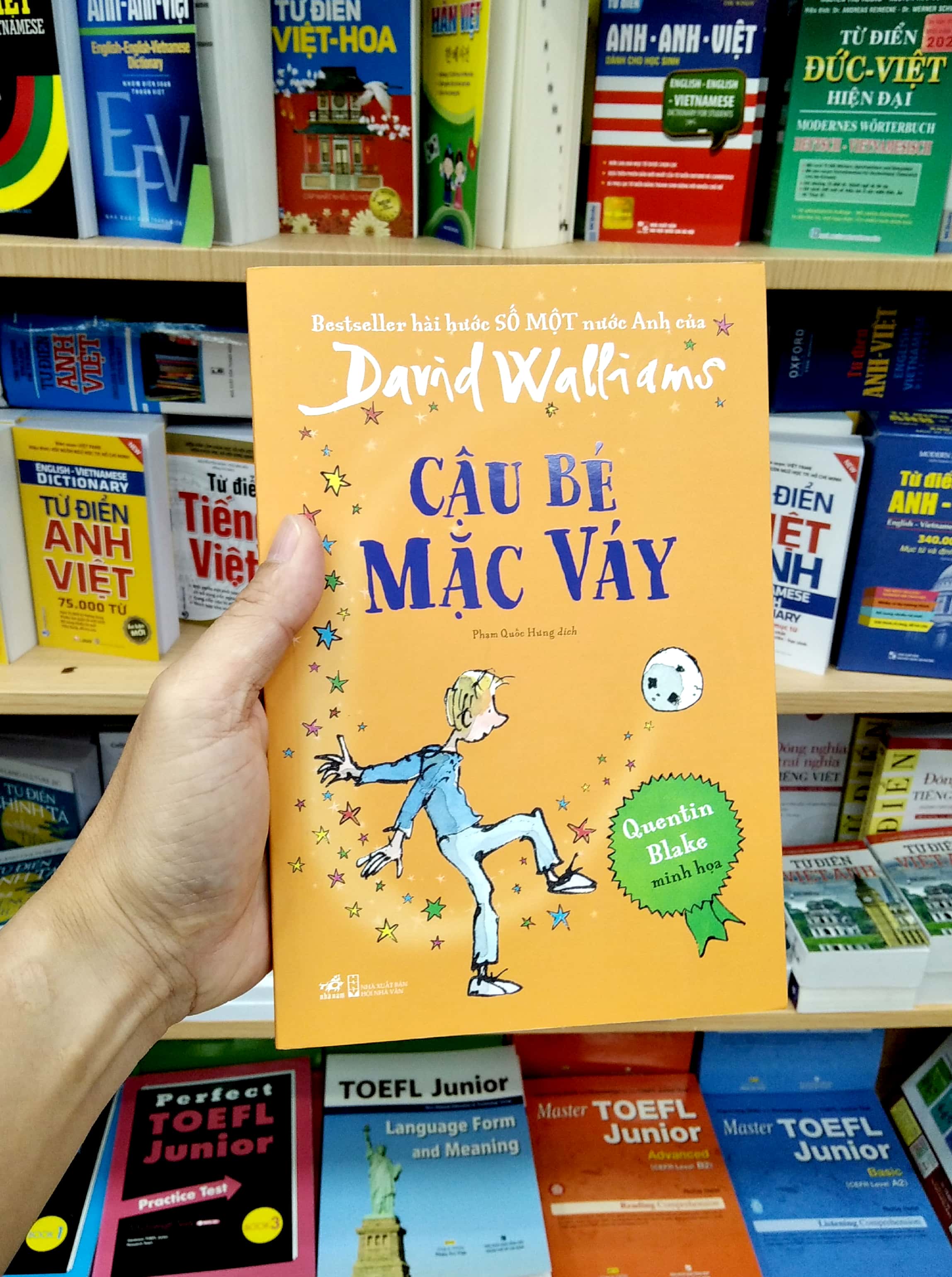 cậu bé mặc váy