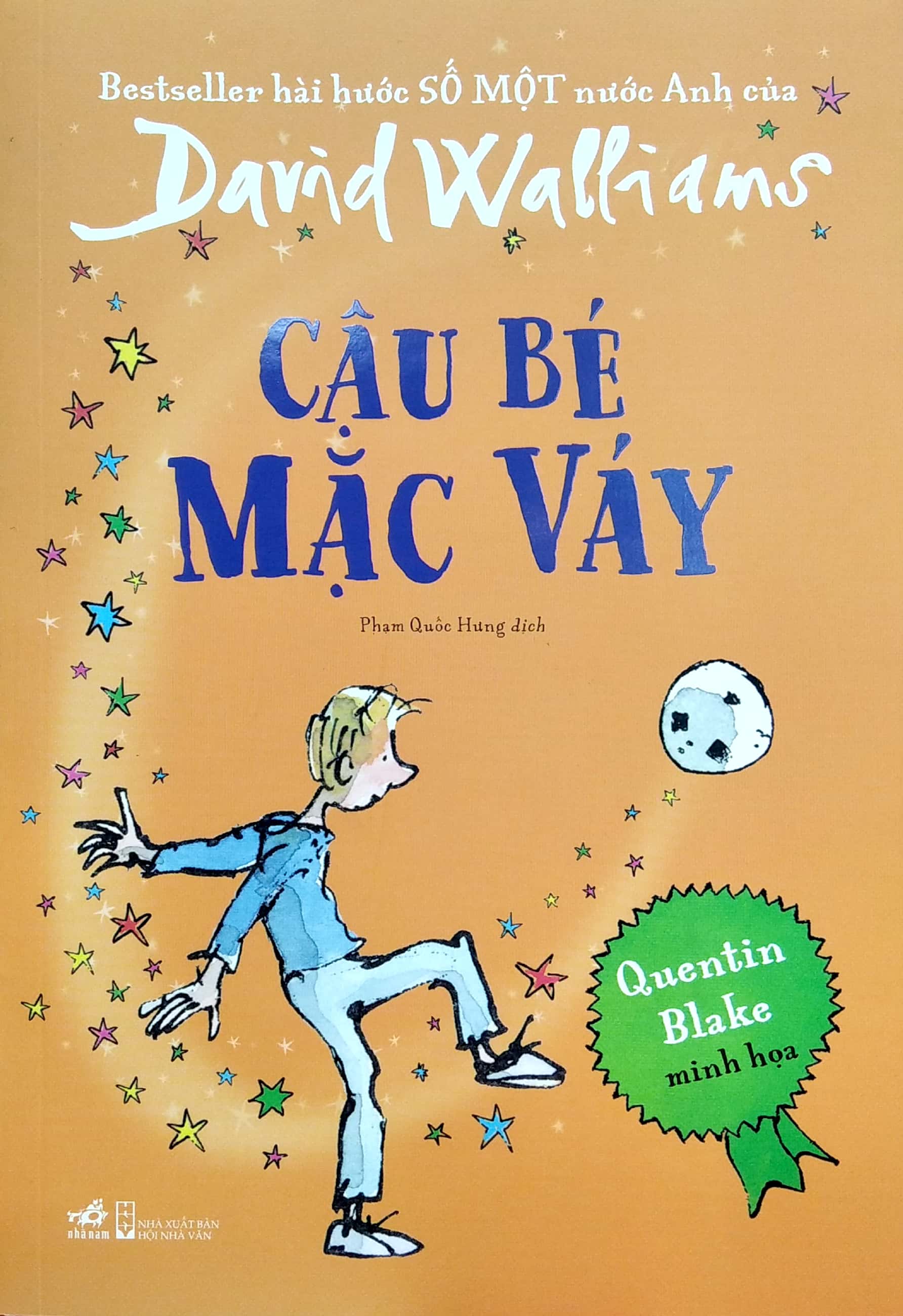 cậu bé mặc váy