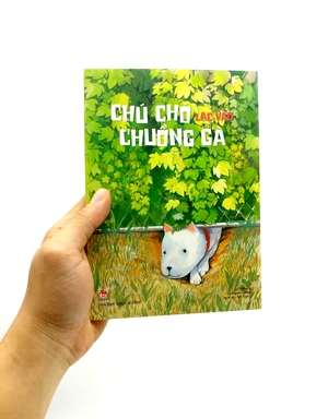 chú chó lạc vào chuồng gà