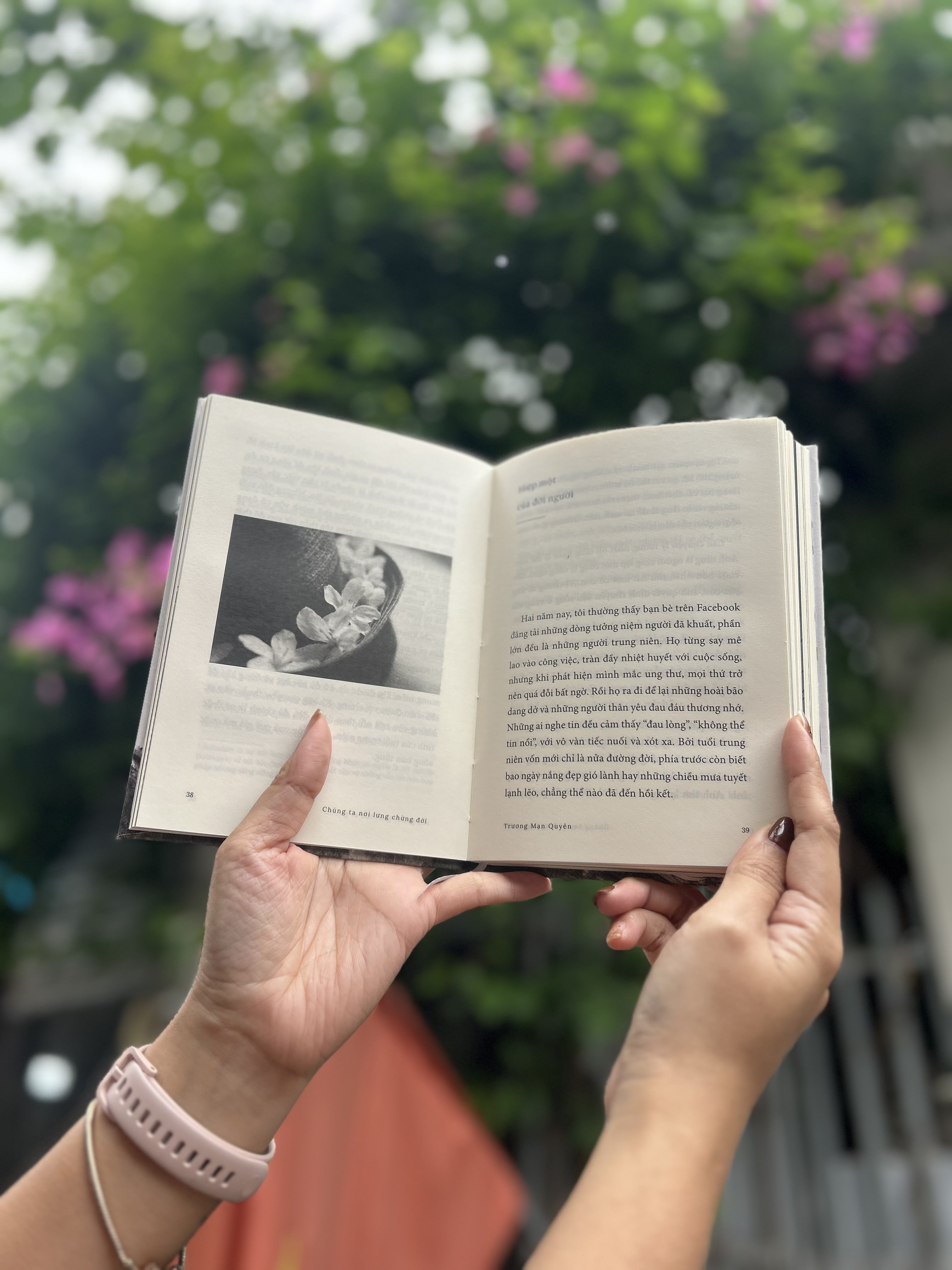 Chúng Ta Nơi Lưng Chừng Đời - Bìa Cứng