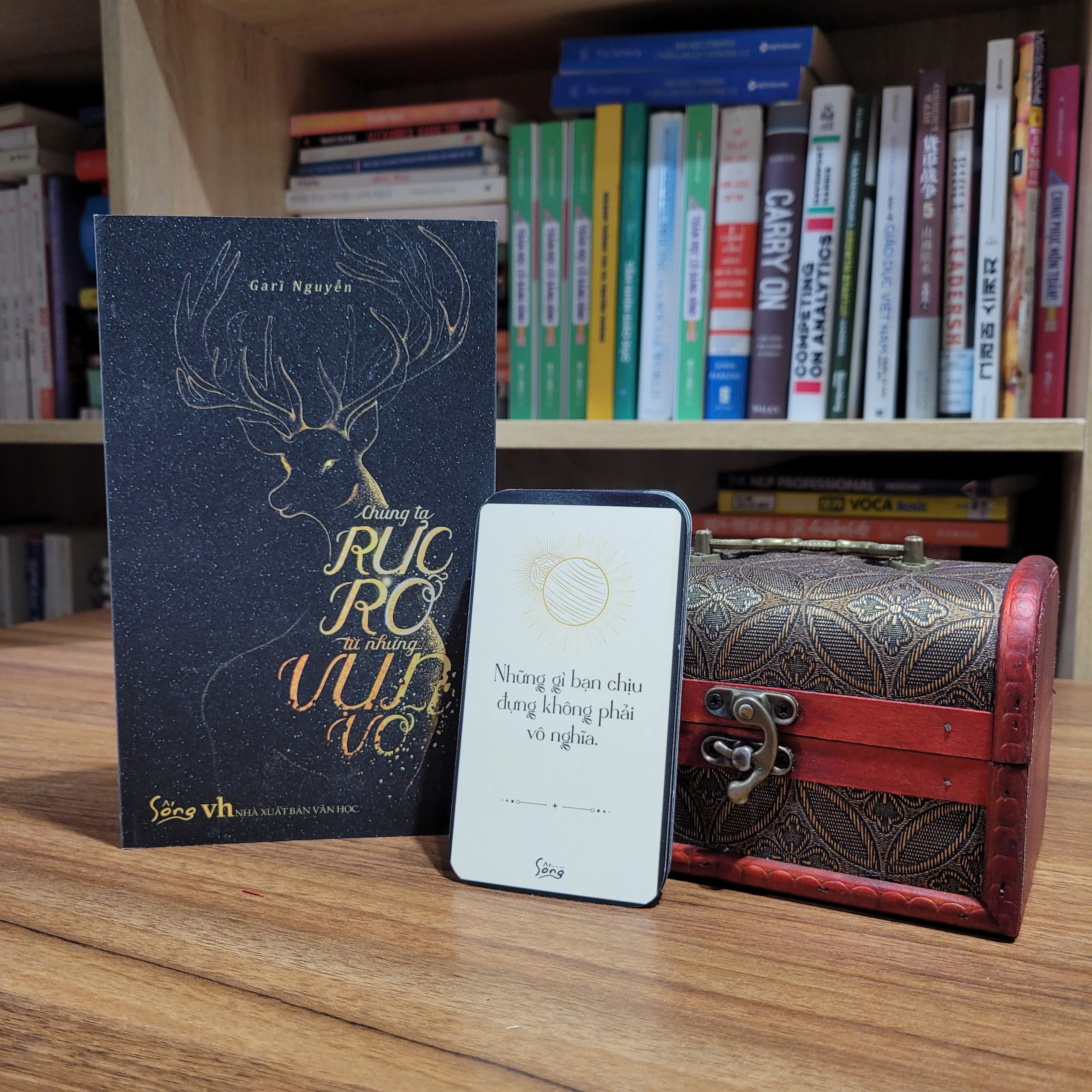 Chúng Ta Rực Rỡ Từ Những Vụn Vỡ - Phiên Bản Giới Hạn - Tặng Kèm Chữ Ký Và Lời Chúc Từ Tác Giả + Hộp Bài 30 Lá Được Thiết Kế Độc Bản + Hộp Châu Báu Nhỏ Xinh