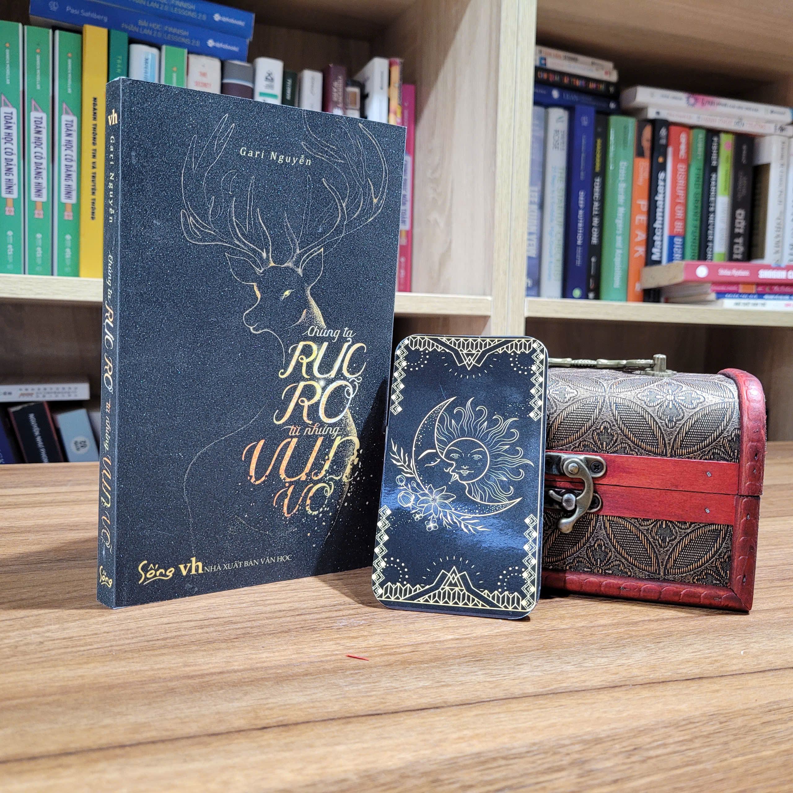 Chúng Ta Rực Rỡ Từ Những Vụn Vỡ - Phiên Bản Giới Hạn - Tặng Kèm Chữ Ký Và Lời Chúc Từ Tác Giả + Hộp Bài 30 Lá Được Thiết Kế Độc Bản + Hộp Châu Báu Nhỏ Xinh