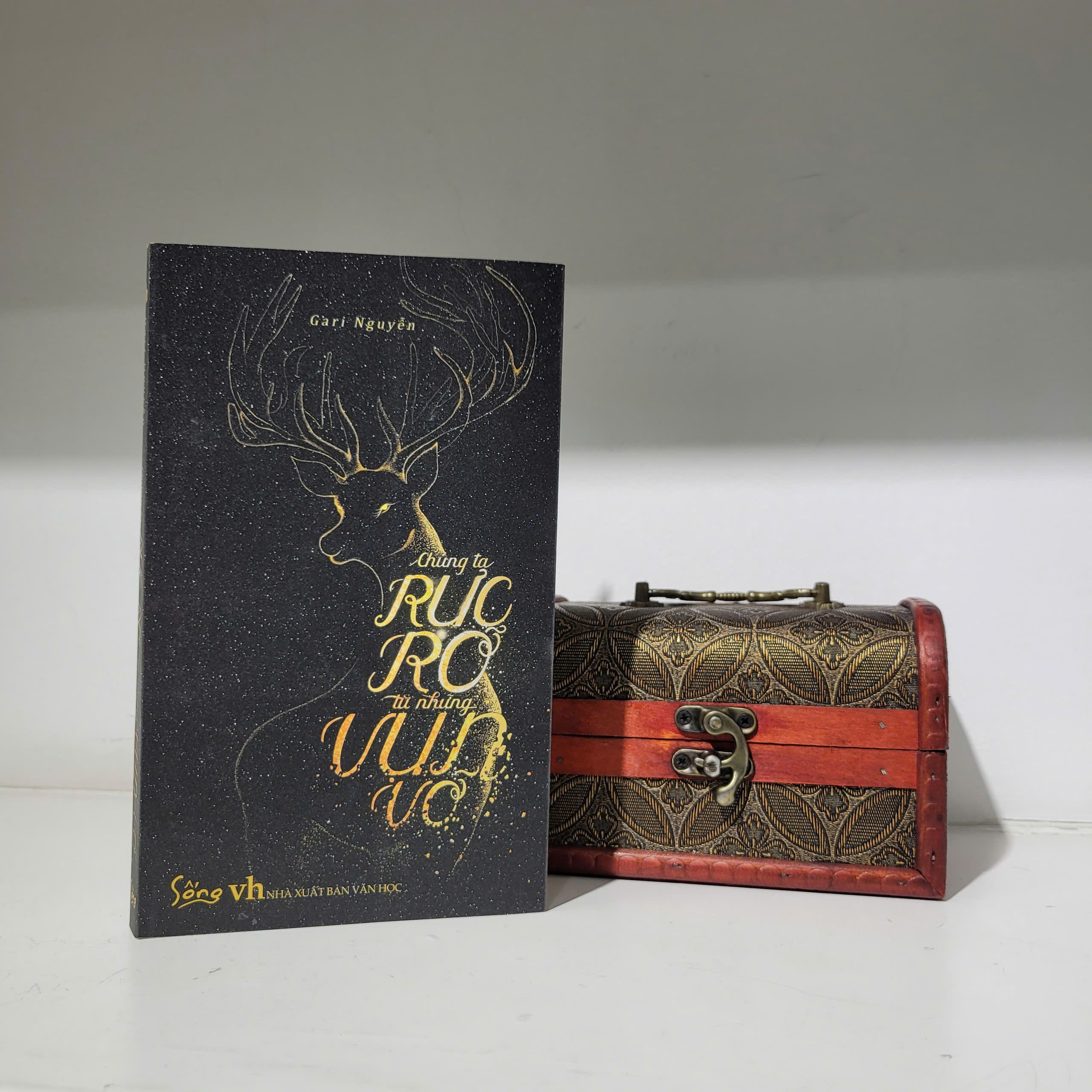 Chúng Ta Rực Rỡ Từ Những Vụn Vỡ - Phiên Bản Giới Hạn - Tặng Kèm Chữ Ký Và Lời Chúc Từ Tác Giả + Hộp Bài 30 Lá Được Thiết Kế Độc Bản + Hộp Châu Báu Nhỏ Xinh