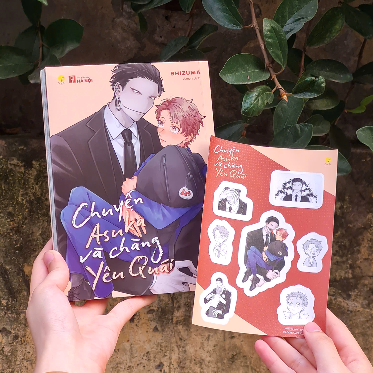Chuyện Asuka Và Chàng Yêu Quái - Bản Đạc Biệt - Tặng Kèm Tờ Sticker Cán Kim Tuyến