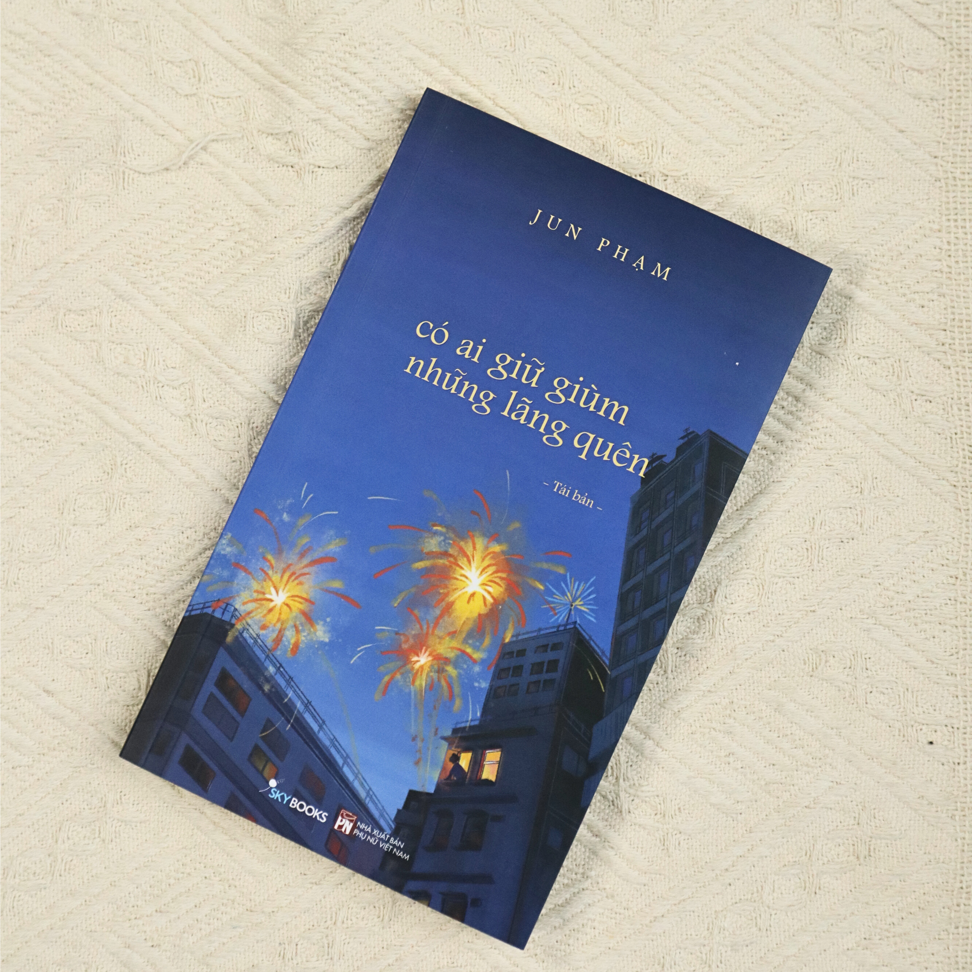 Co Ai Giu Gium Nhung Lang Quen (Tai Ban 2025) - Tang Kem Bookmark