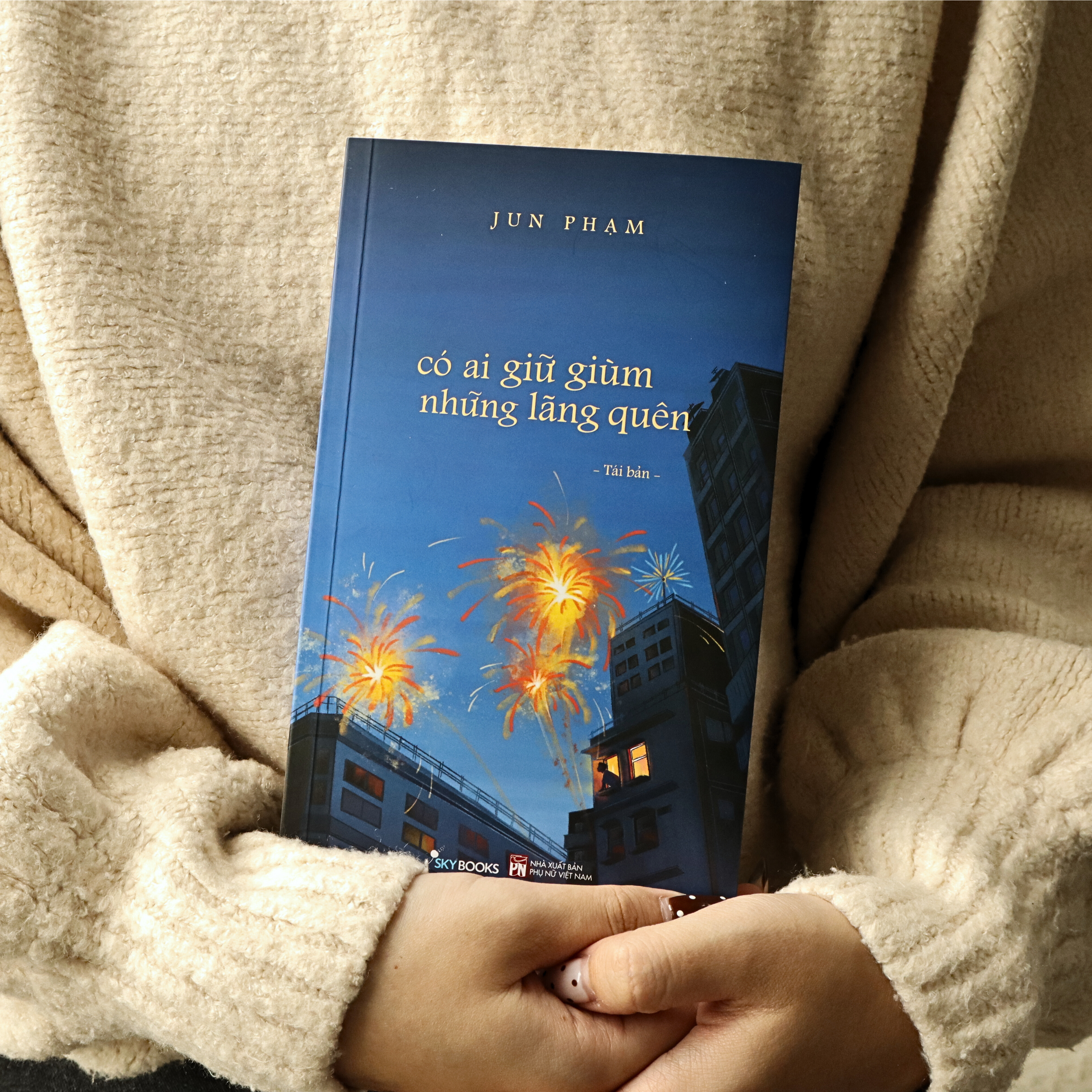 Co Ai Giu Gium Nhung Lang Quen (Tai Ban 2025) - Tang Kem Bookmark