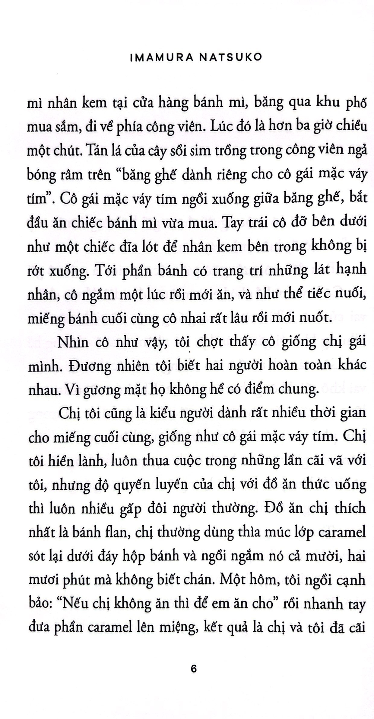 cô gái mặc váy tím