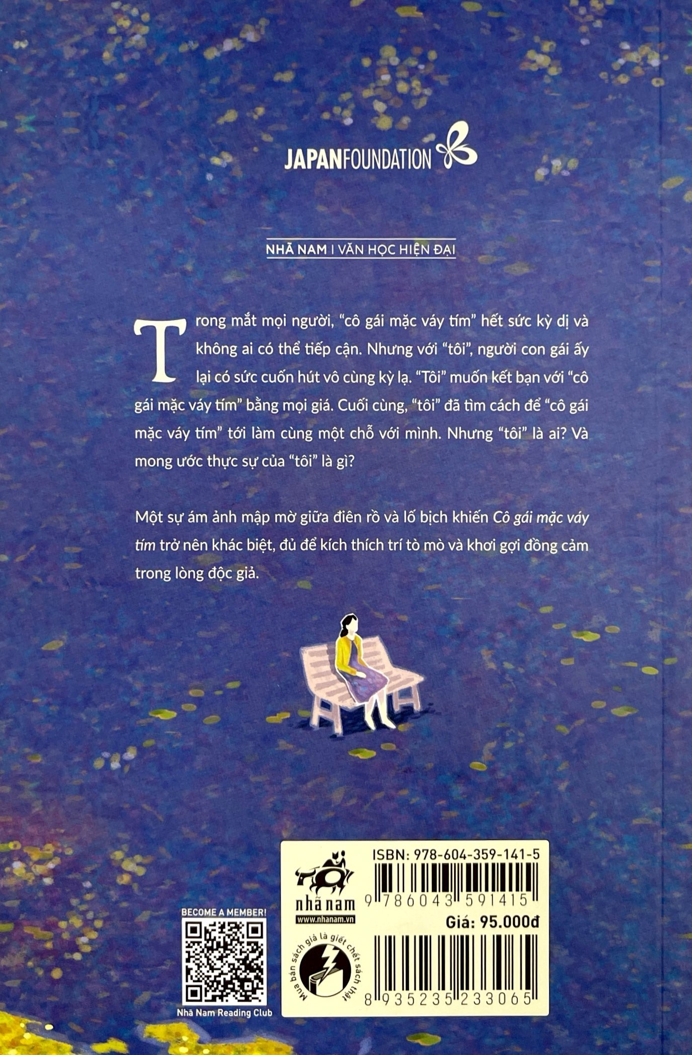 cô gái mặc váy tím