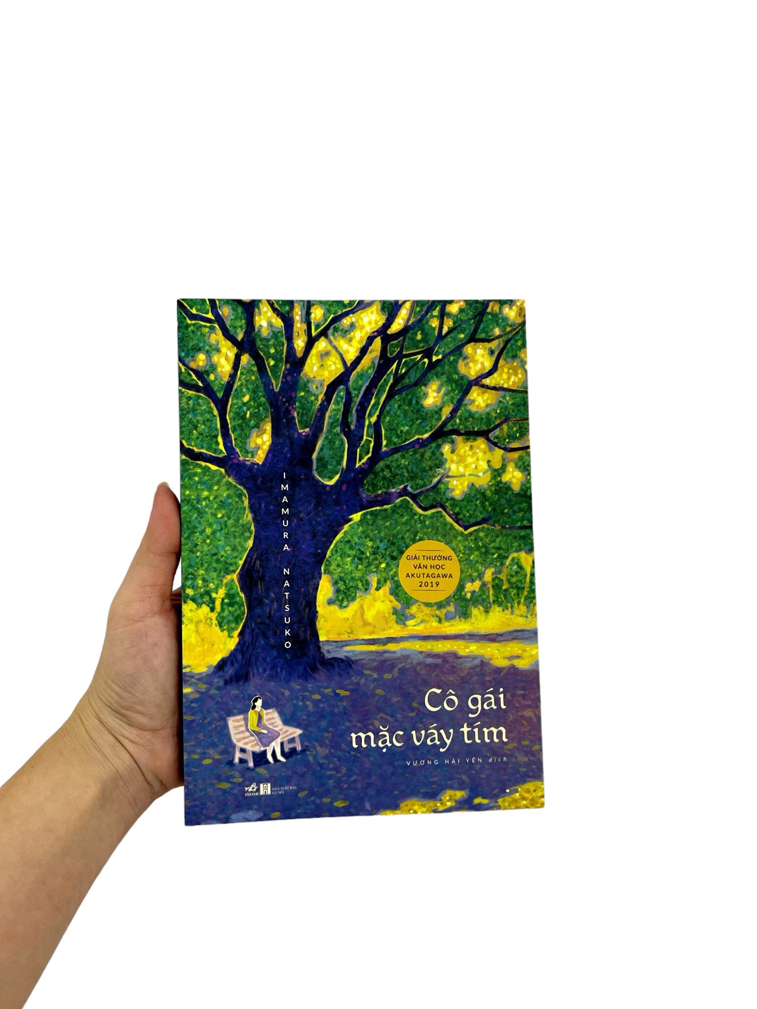 cô gái mặc váy tím