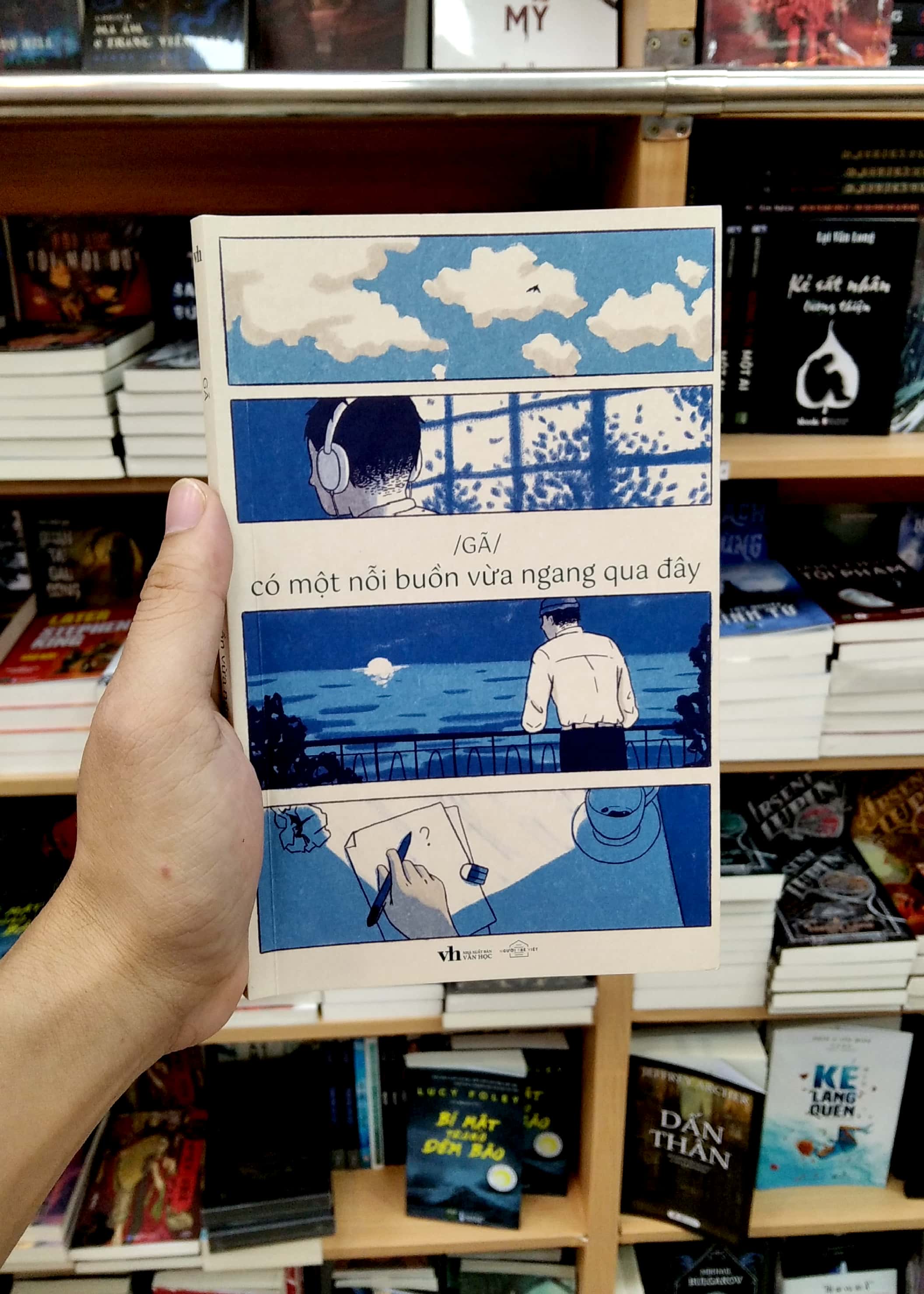 có một nỗi buồn vừa ngang qua đây