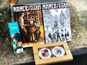 combo manga - attack on titan - tập 14 - bản thường + bản đặc biệt (bộ 2 cuốn) - tặng kèm 1 bookmark nam châm + 2 huy hiệu quân đồn trú và quân cảnh vệ