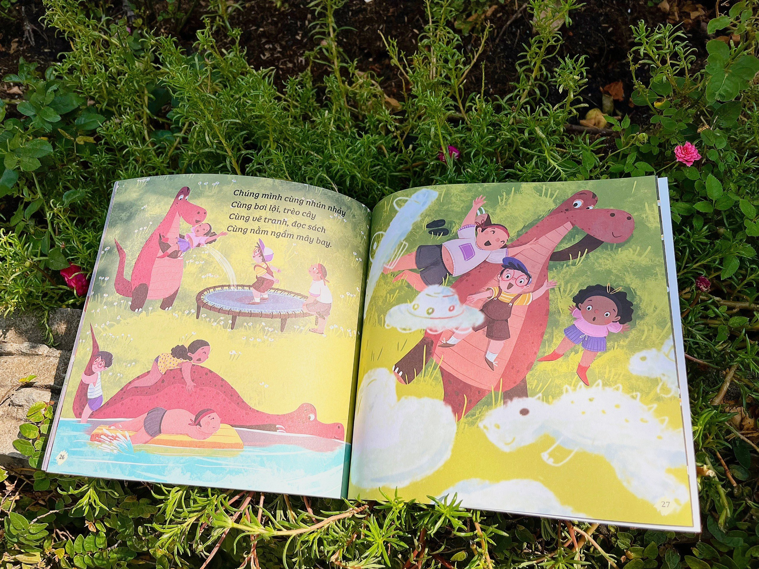 combo sách bé học yêu thương và chia sẻ - ai là siêu sao? + bảy bông hoa của gấu con + cho khủng long chơi với! (bộ 3 cuốn)