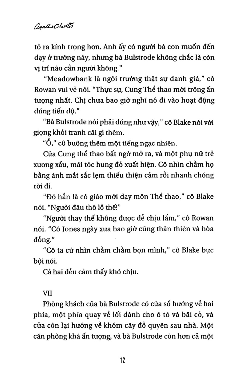 con mèo giữa đám bồ câu