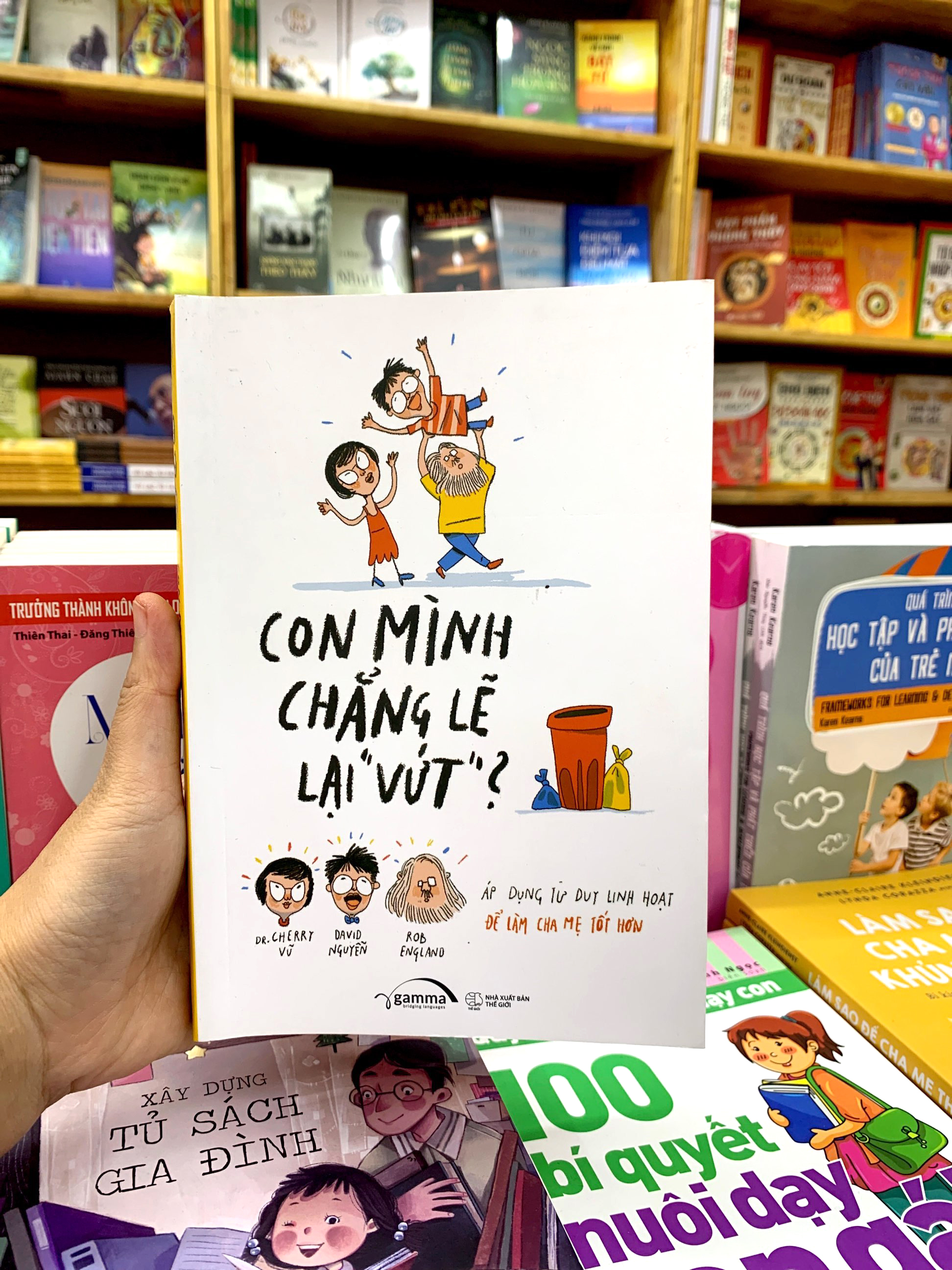 con mình chẳng lẽ lại vứt