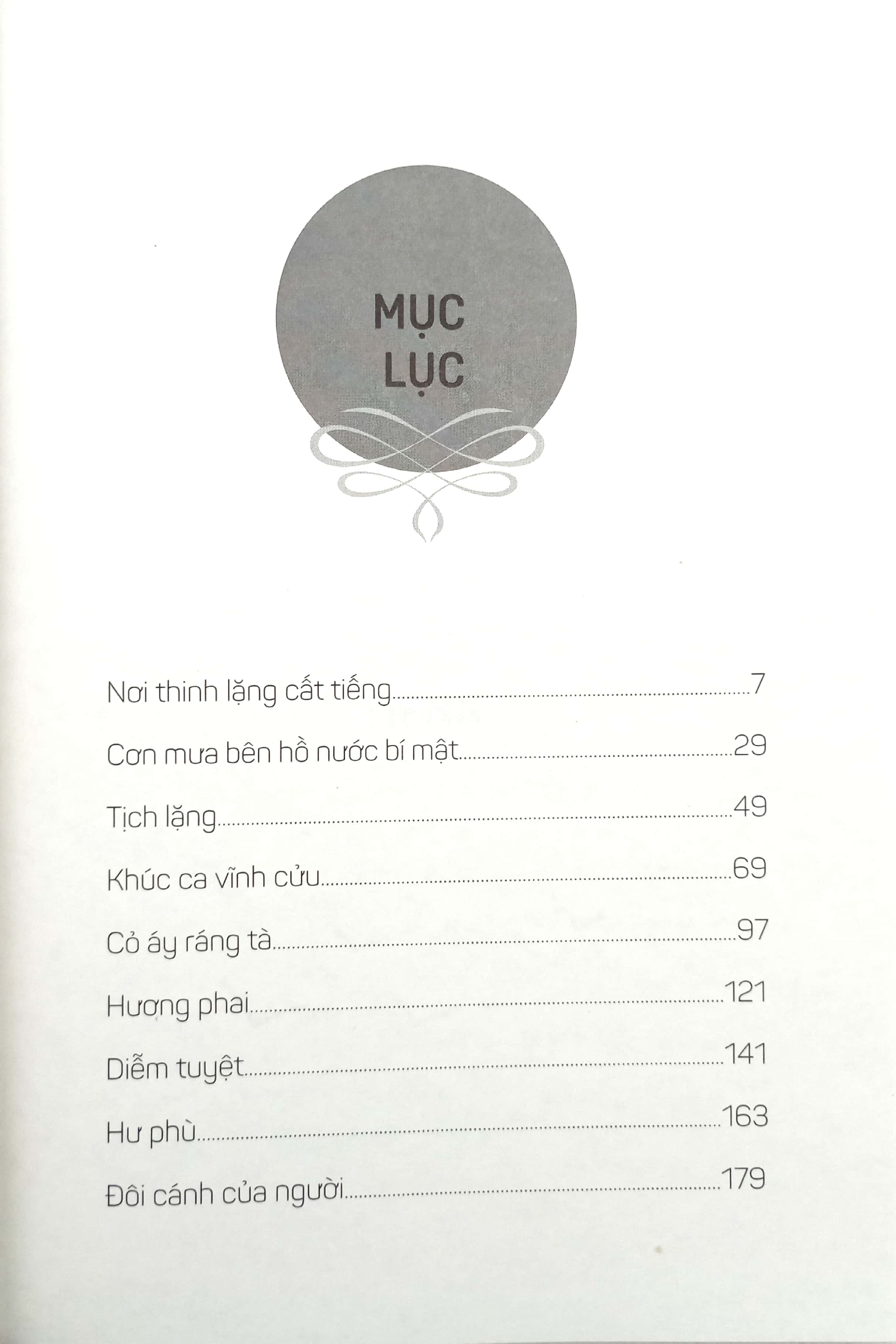 cơn mưa bên hồ nước bí mật