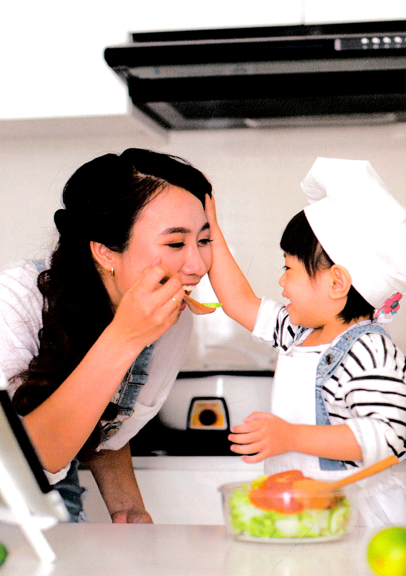 cùng con vào bếp