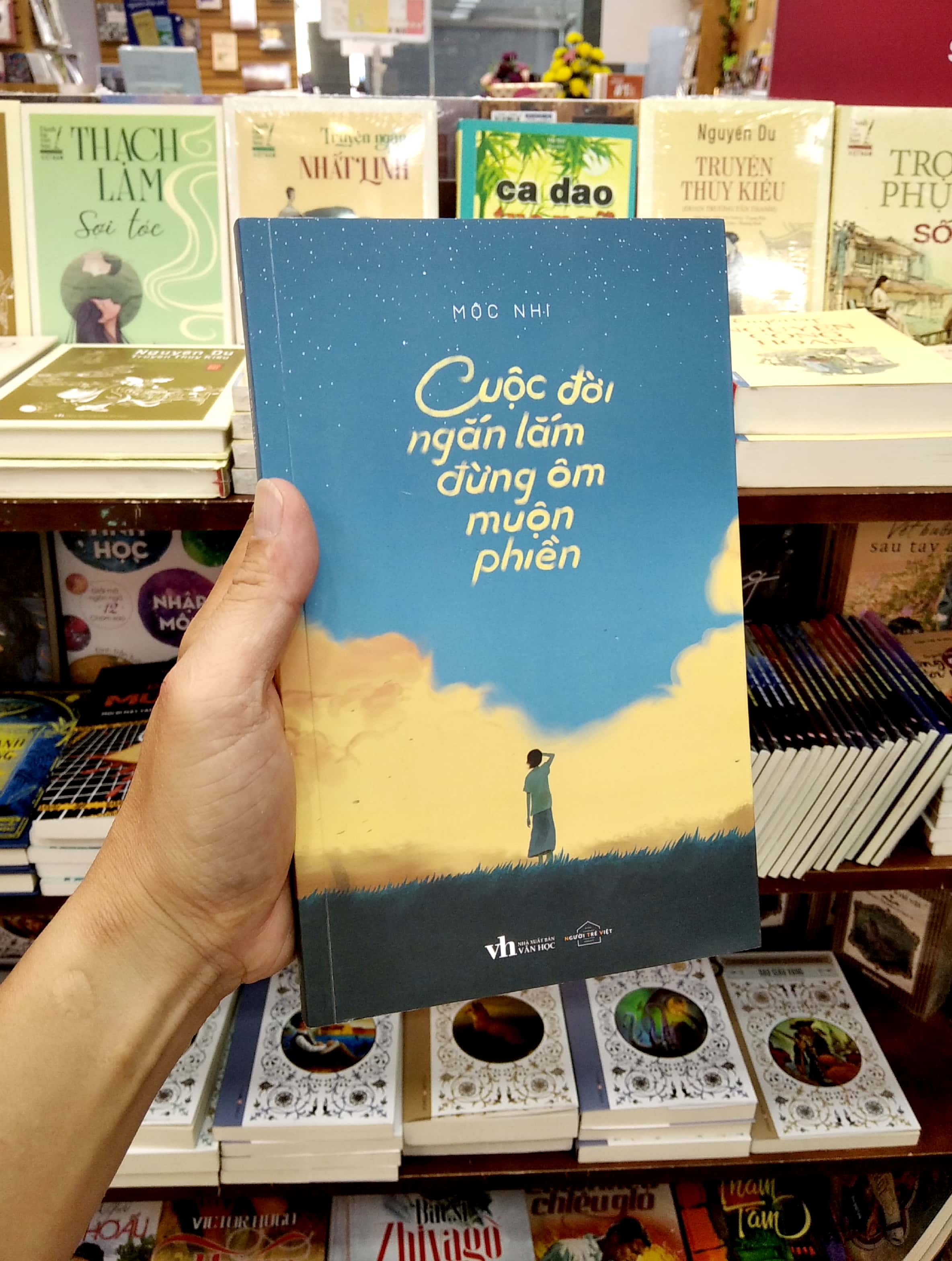 cuộc đời ngắn lắm đừng ôm muộn phiền - tặng kèm 3 postcard