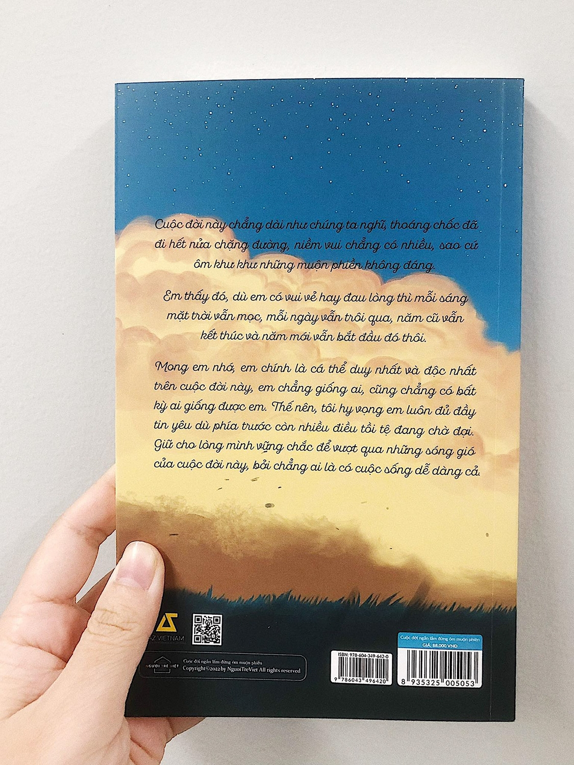 cuộc đời ngắn lắm đừng ôm muộn phiền - tặng kèm 3 postcard