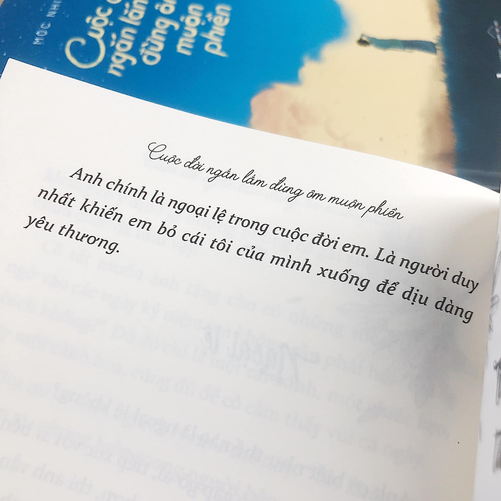 cuộc đời ngắn lắm đừng ôm muộn phiền - tặng kèm 3 postcard