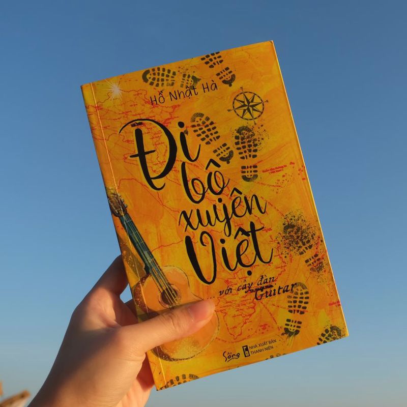 đi bộ xuyên việt với cây đàn guitar
