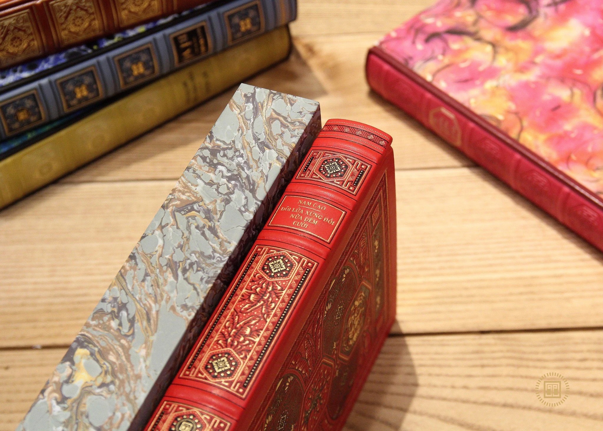 đôi lứa xứng đôi - nửa đêm - cười - ấn bản giới hạn - bìa da microfiber