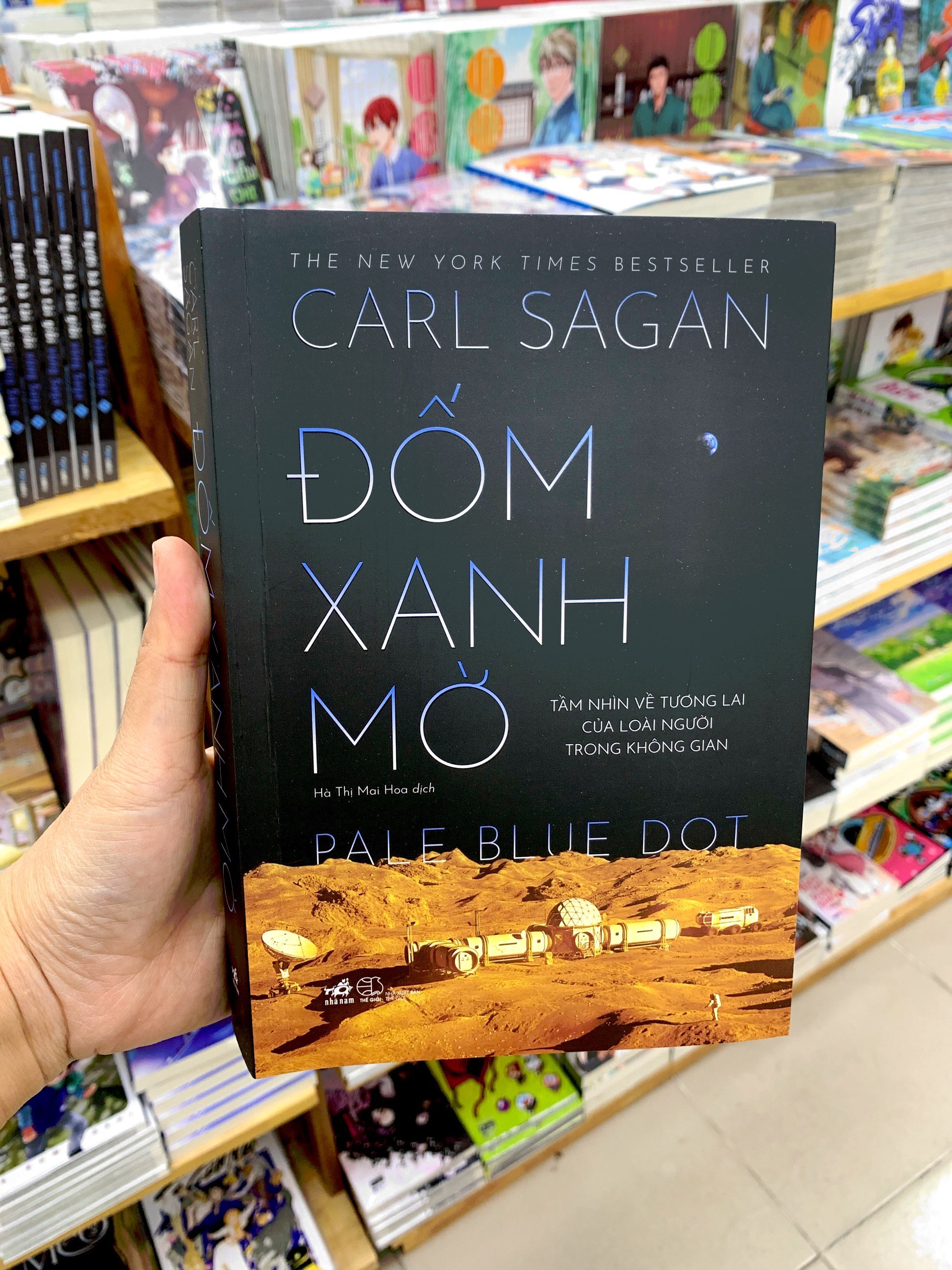 đốm xanh mờ - tầm nhìn về tương lai của loài người trong không gian