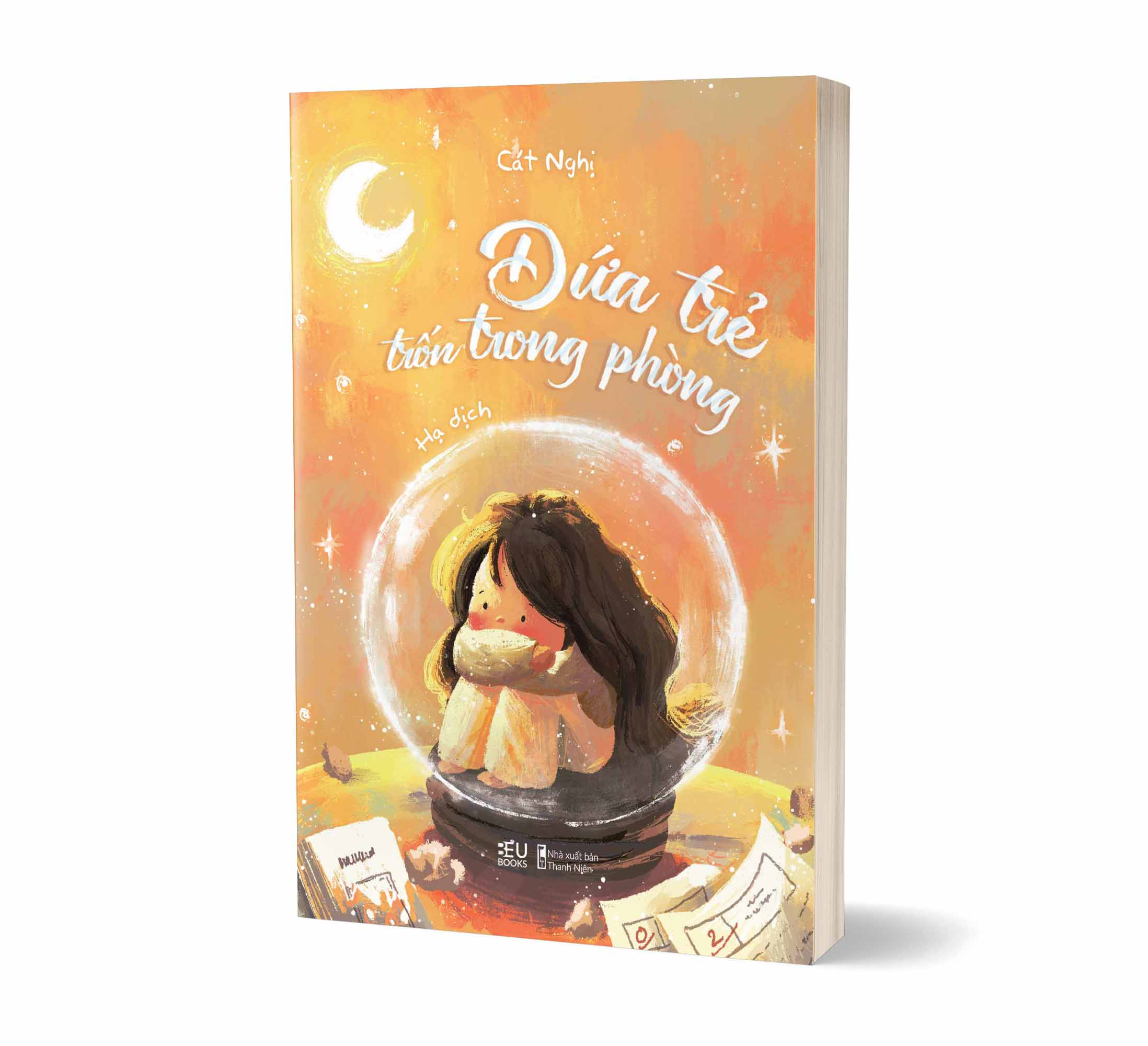 đứa trẻ trốn trong phòng