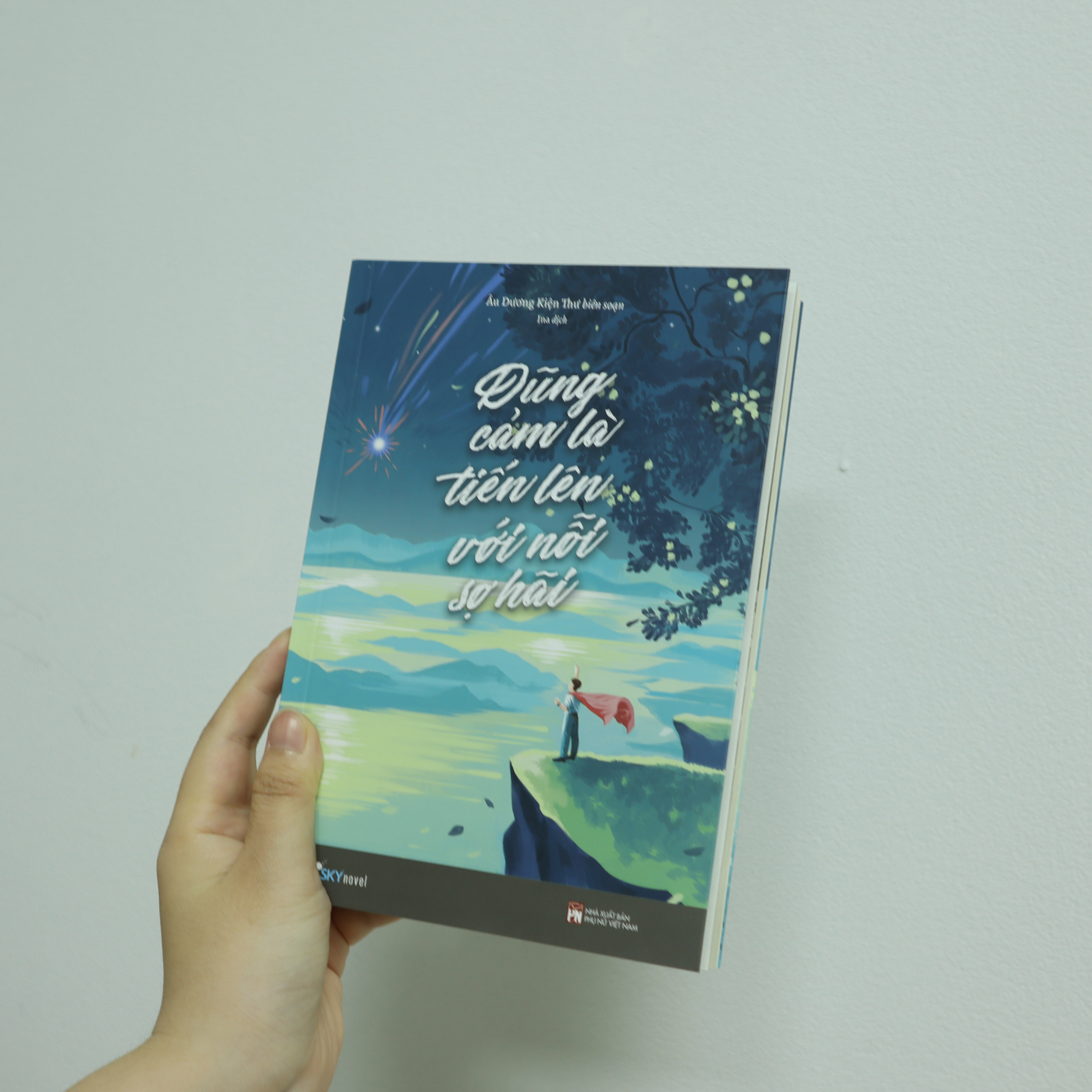 dũng cảm là tiến lên với nỗi sợ hãi - tặng kèm bookmark + postcard