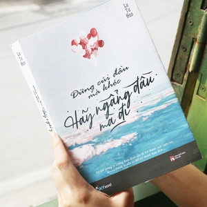 đừng cúi đầu mà khóc, hãy ngẩng đầu mà đi (tái bản 2022)