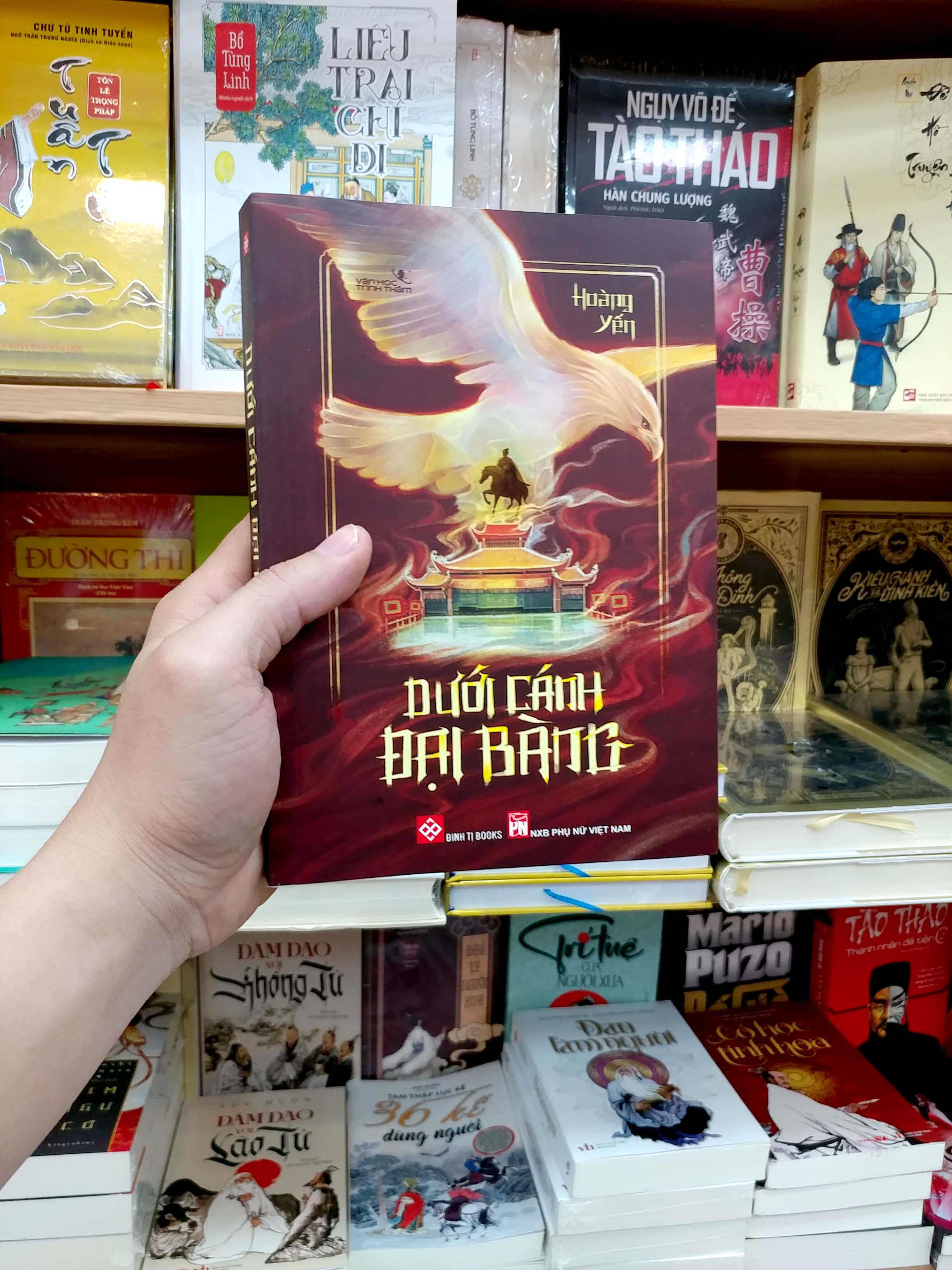 dưới cánh đại bàng