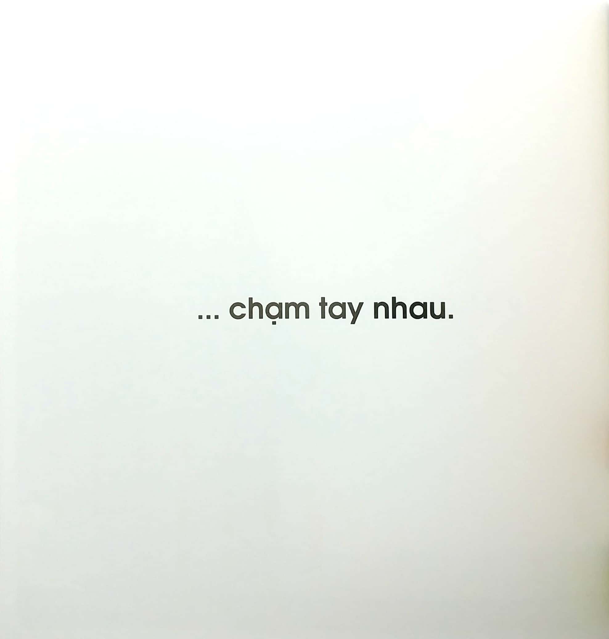 ehon - chạm tay nhau