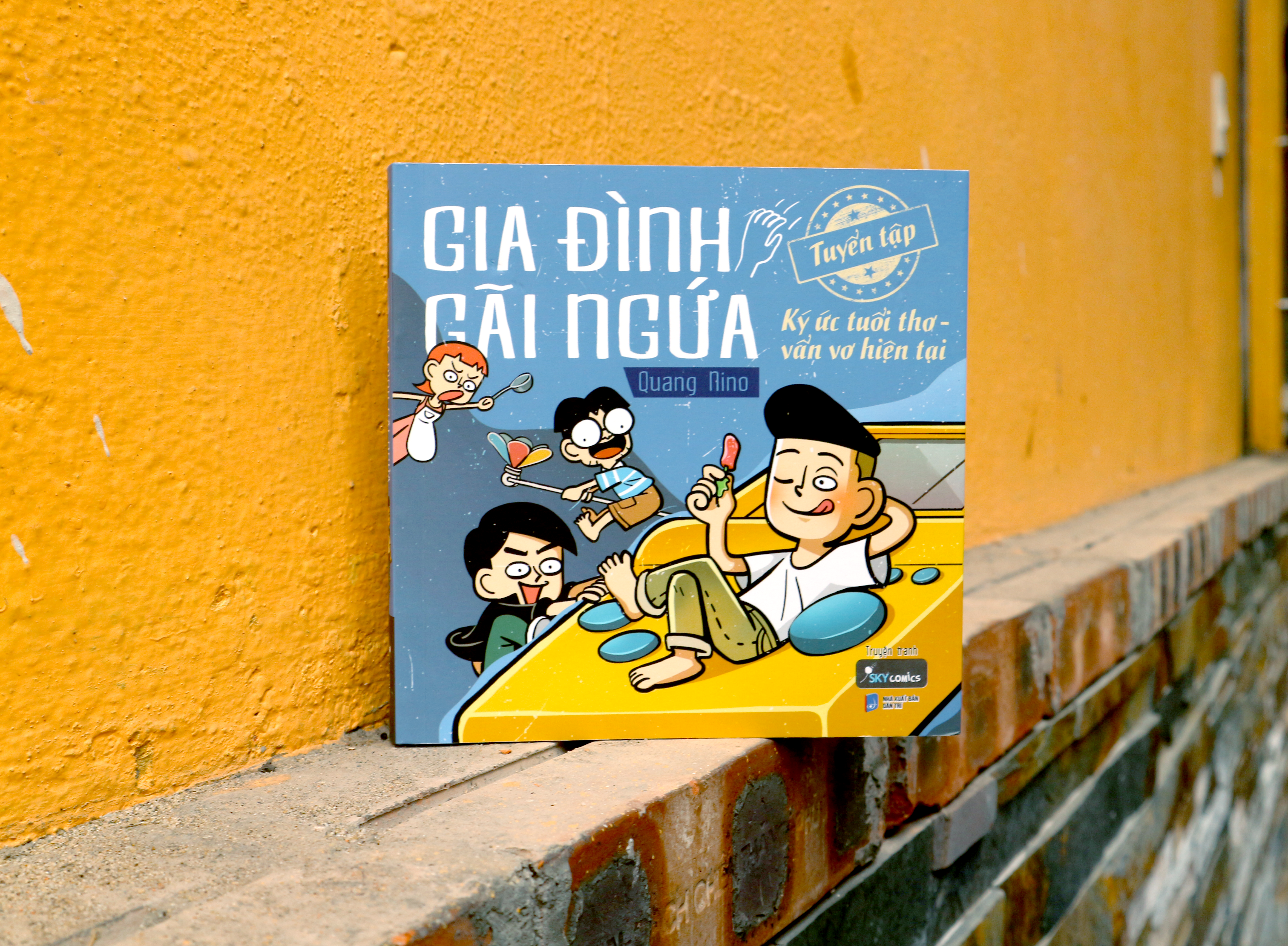 gia đình gãi ngứa: tuyển tập ký ức tuổi thơ - vẩn vơ hiện tại - tặng kèm bookmark 2 mặt (tái bản 2023)