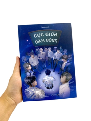 gục giữa đám đông