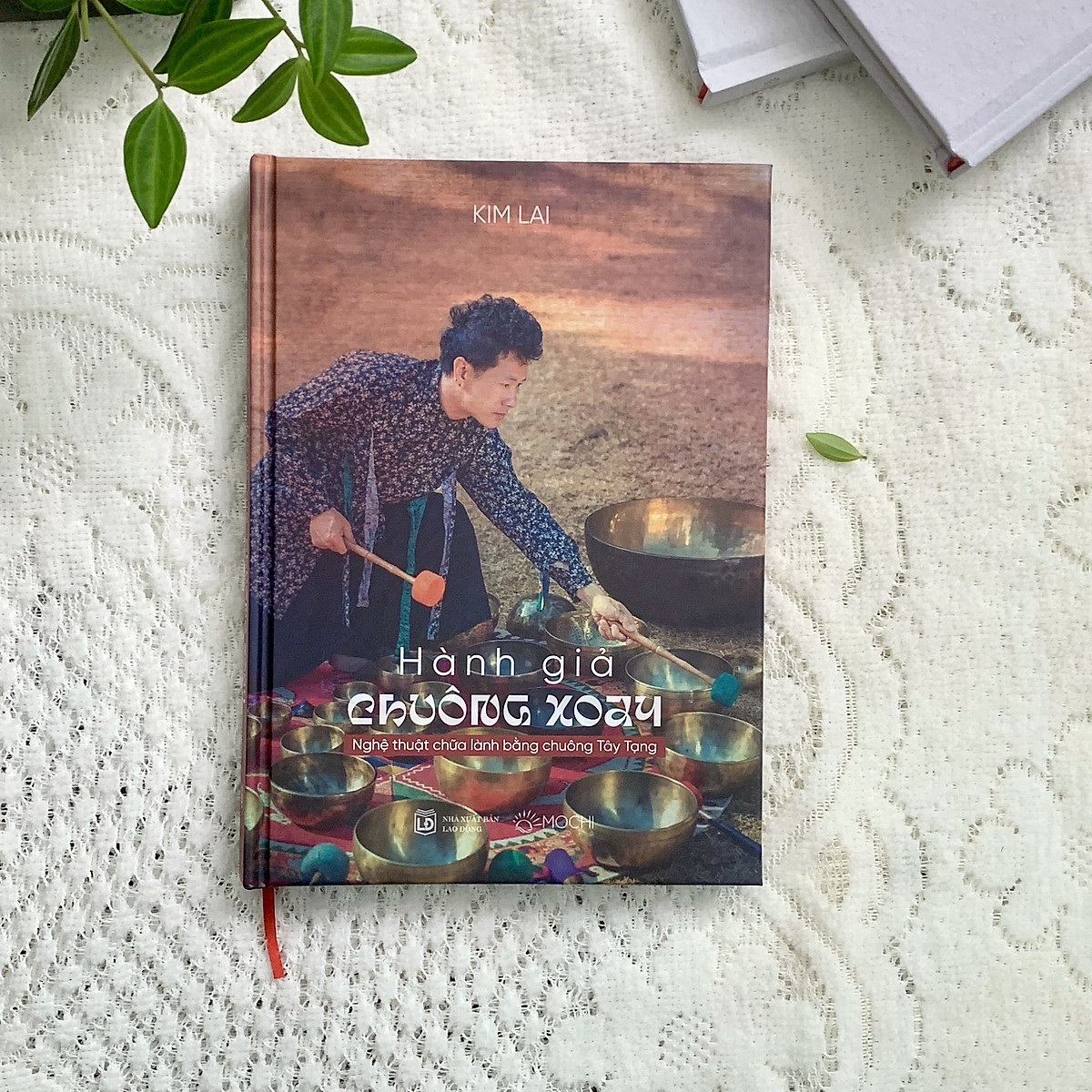 hành giả chuông xoay - nghệ thuật chữa lành bằng chuông tây tạng - bìa cứng