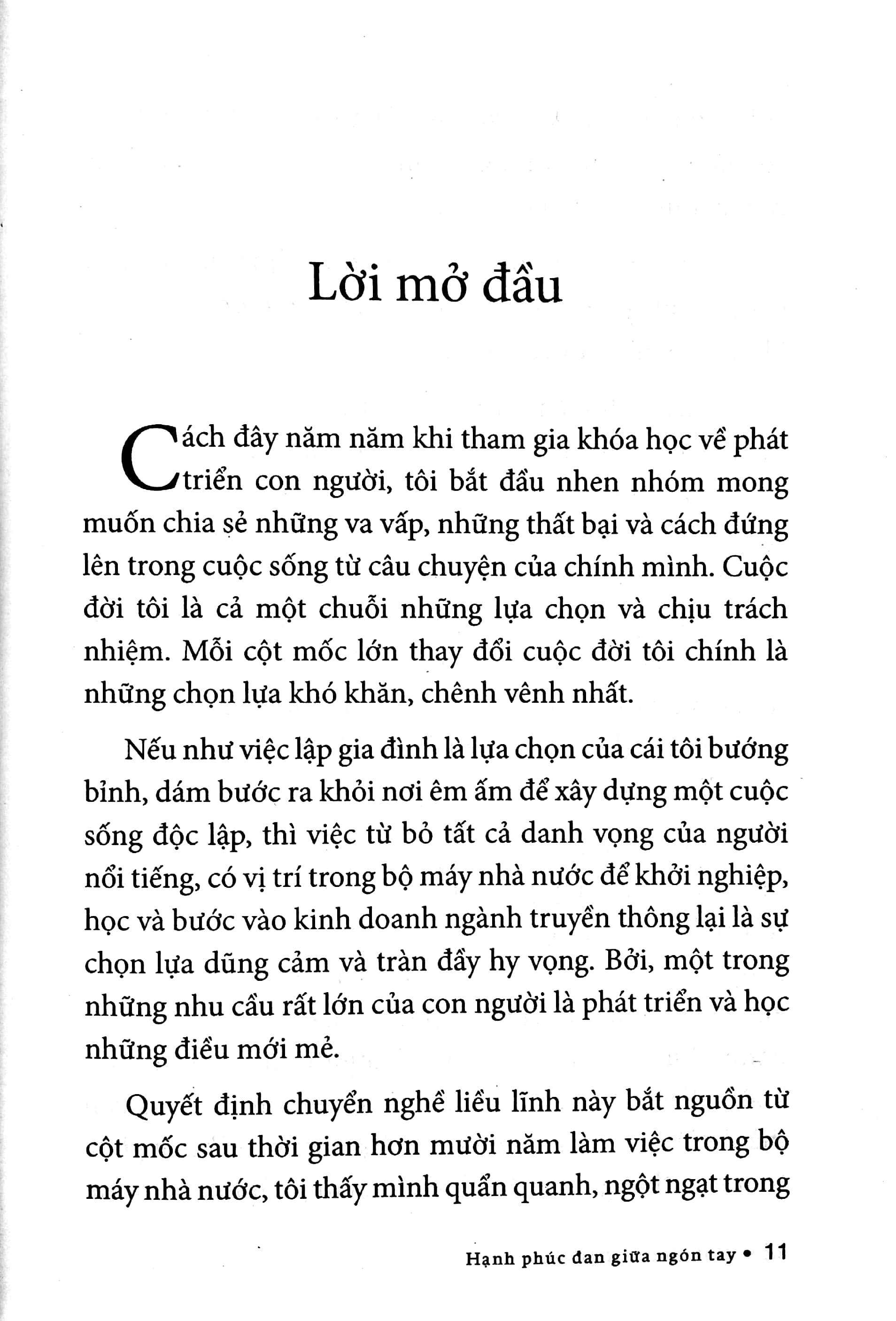 hạnh phúc đan giữa ngón tay