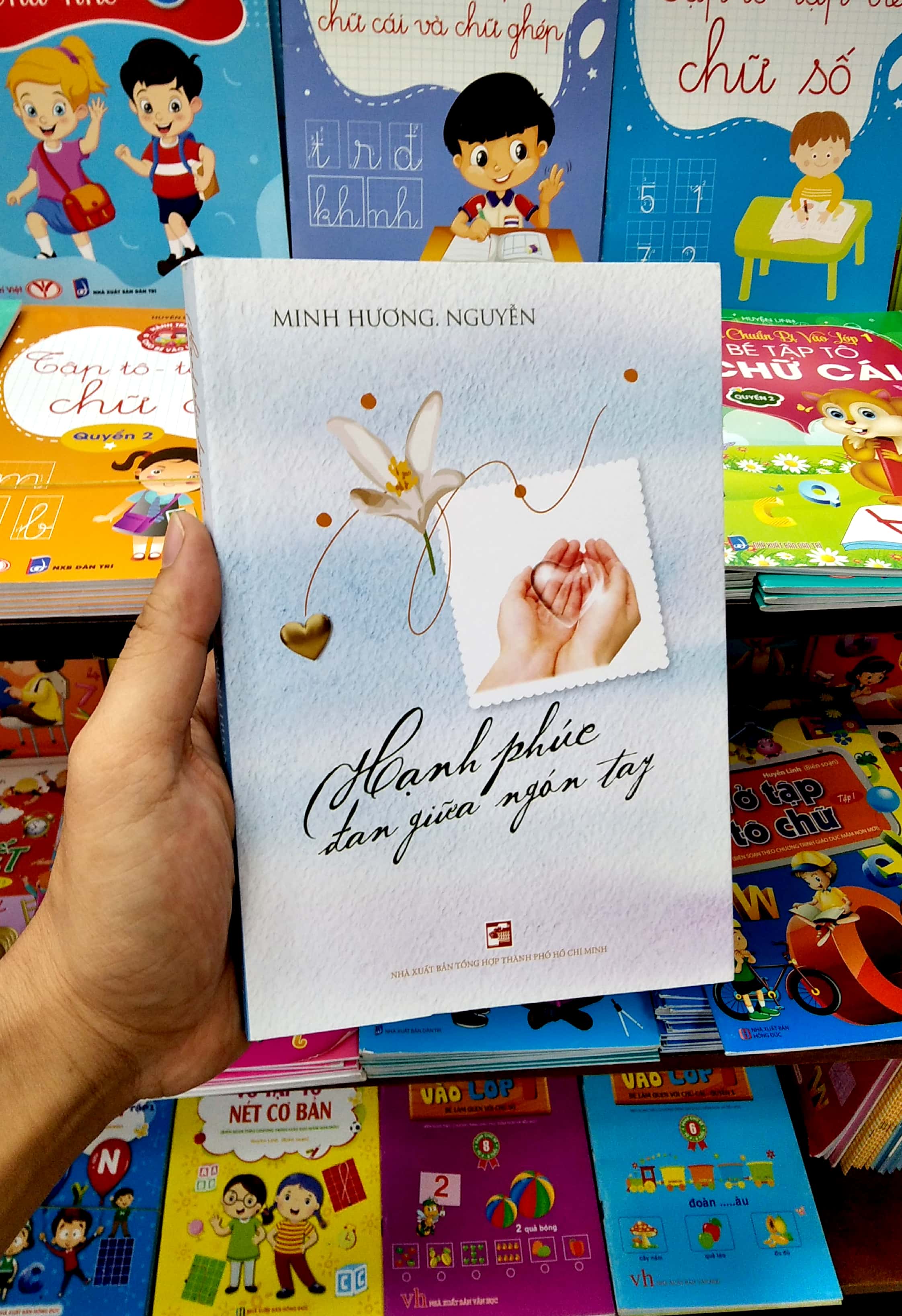 hạnh phúc đan giữa ngón tay