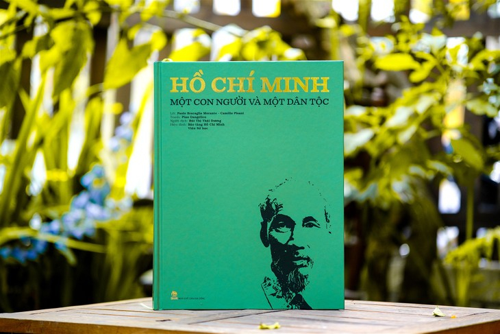 Ho Chi Minh - Mot Con Nguoi Va Mot Dan Toc - Bia Cung