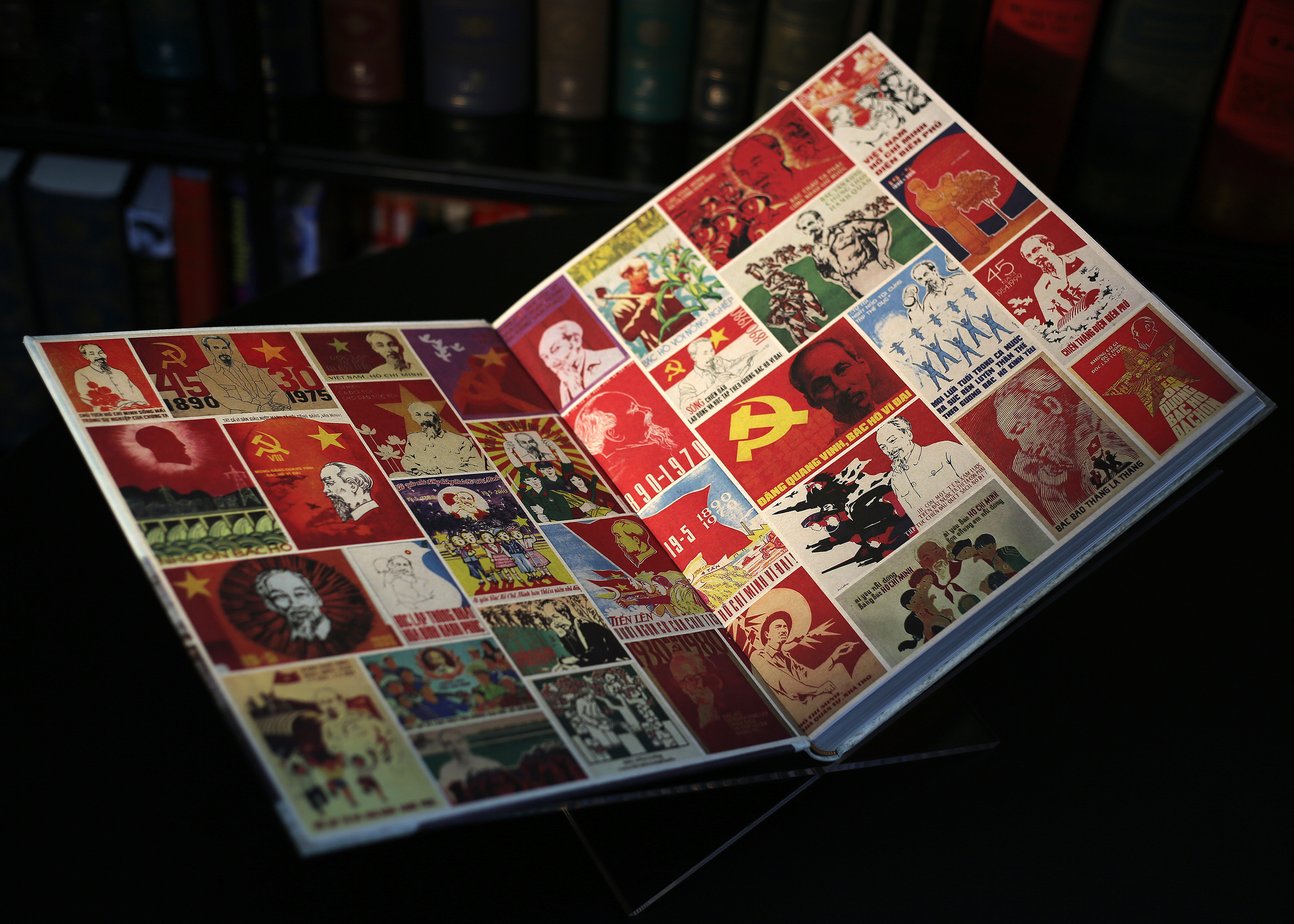 Hồ Chí Minh - Tiểu Sử Bằng Hình - Ấn Bản Giới Hạn - Bìa Vải