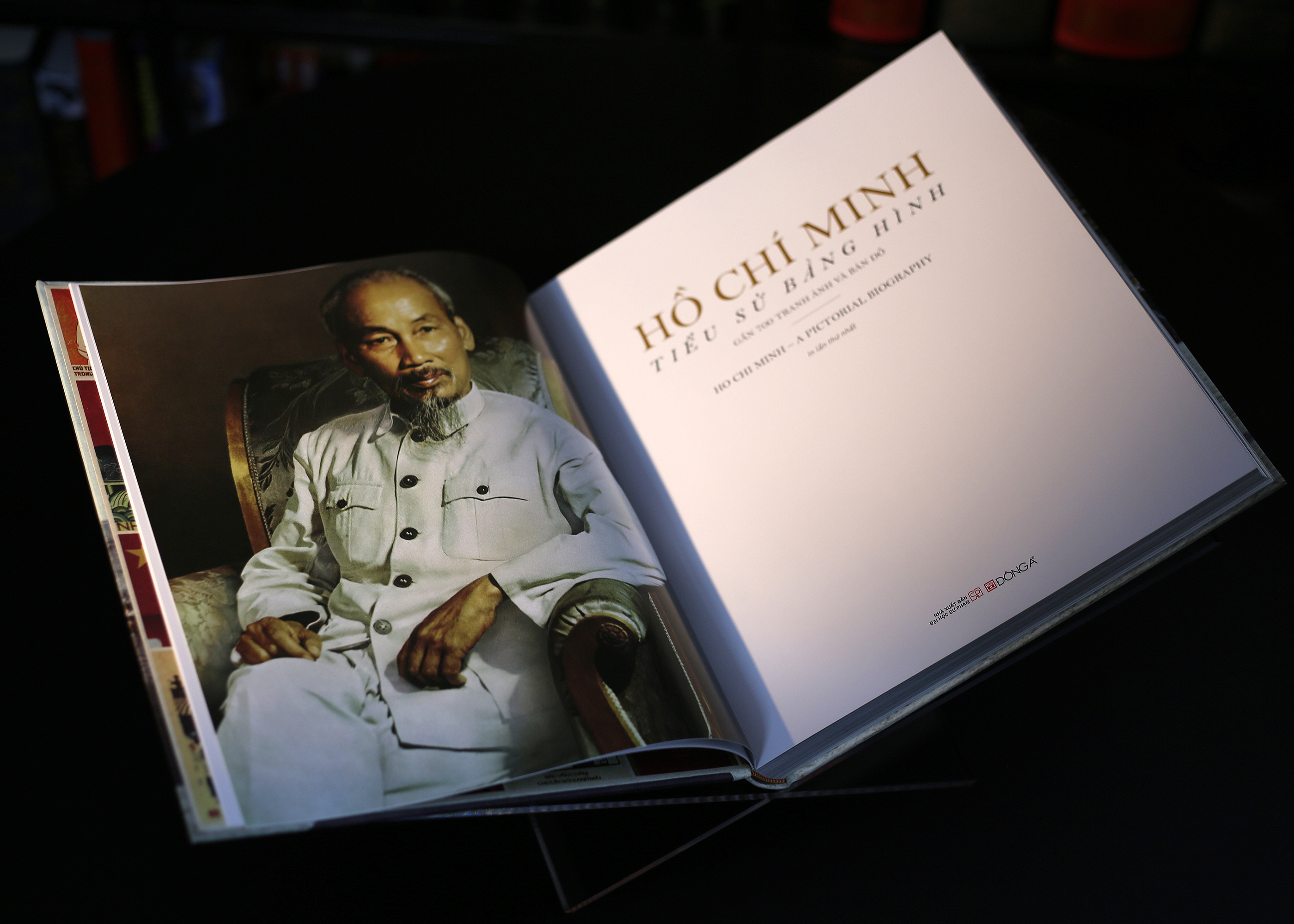 Hồ Chí Minh - Tiểu Sử Bằng Hình - Ấn Bản Giới Hạn - Bìa Vải