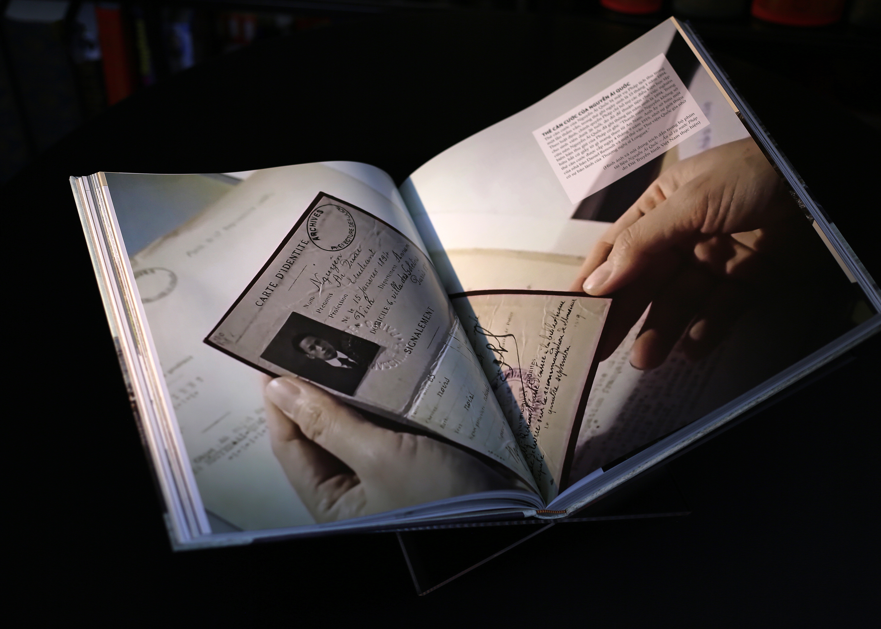 Hồ Chí Minh - Tiểu Sử Bằng Hình - Ấn Bản Giới Hạn - Bìa Vải