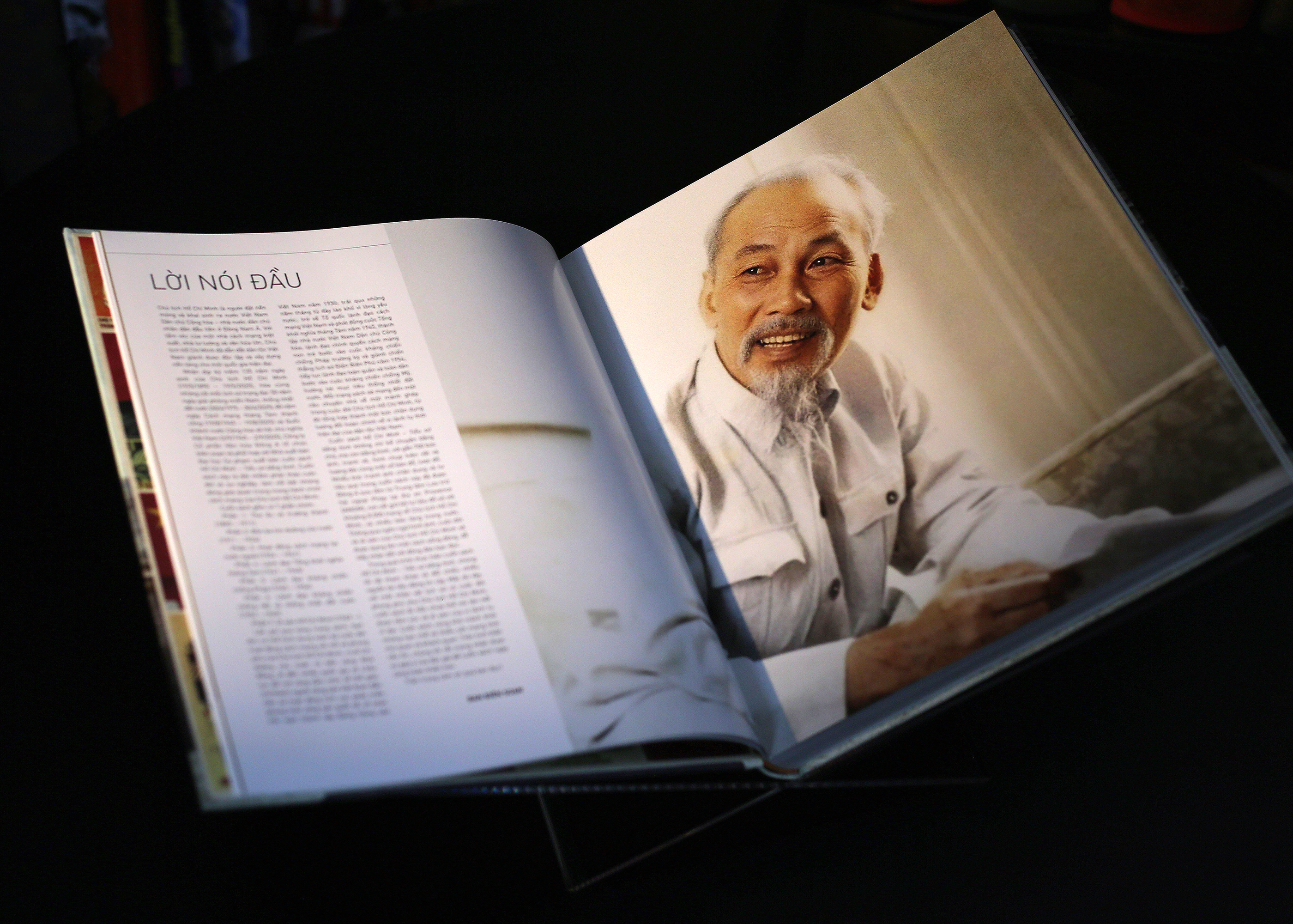 Hồ Chí Minh - Tiểu Sử Bằng Hình - Ấn Bản Giới Hạn - Bìa Vải